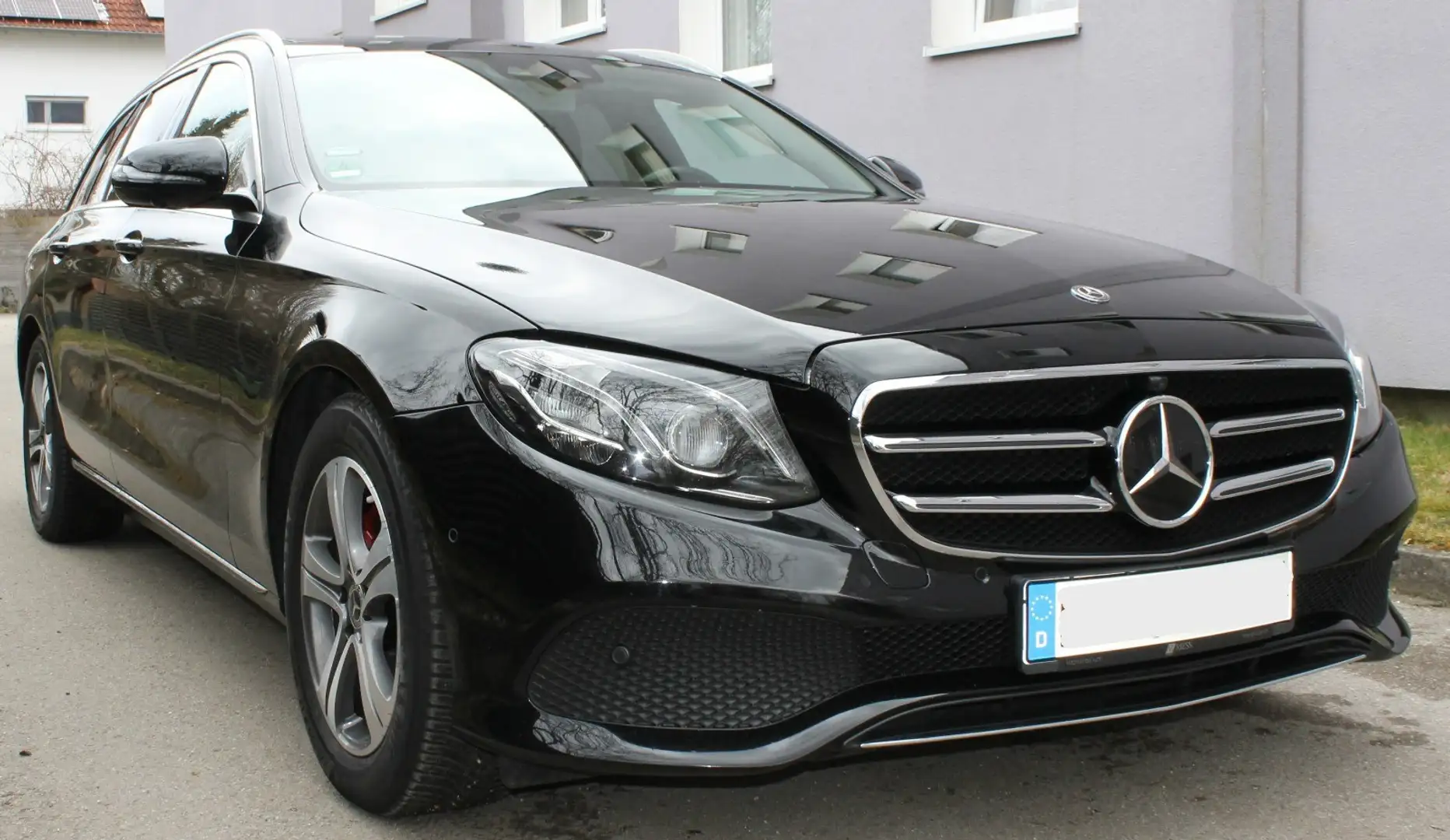 Mercedes-Benz E 220 d 4Matic T 9G-TRONIC Avantgarde Headup Schwarz - 1