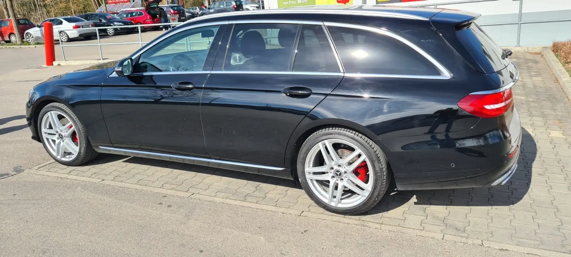 Mercedes-Benz E 220 d 4Matic T 9G-TRONIC Avantgarde Headup Schwarz - 2