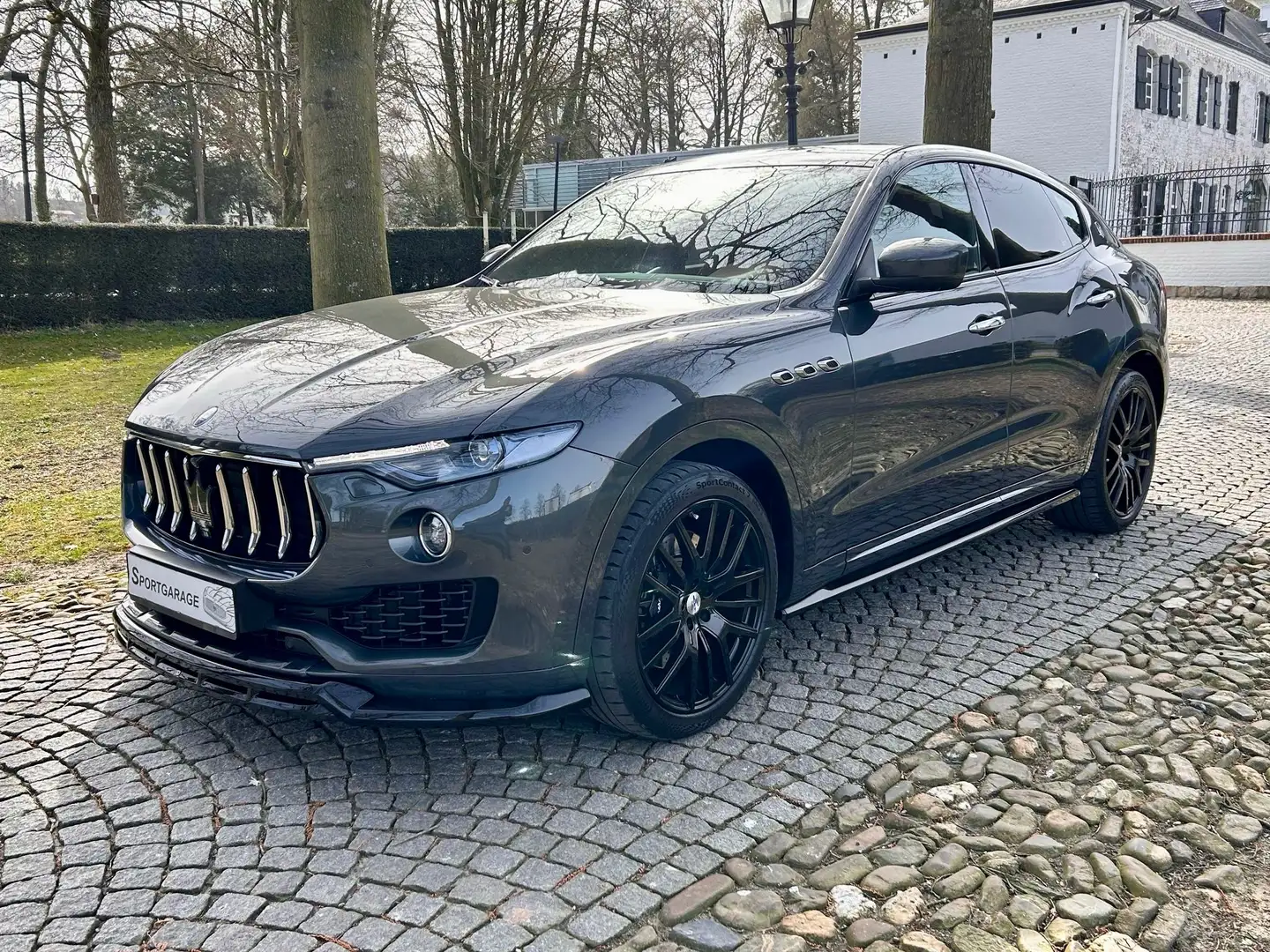 Maserati Levante 3.0 V6 SQ4 AWD Gran Lusso | Historie | NAP | GPS | Šedá - 1