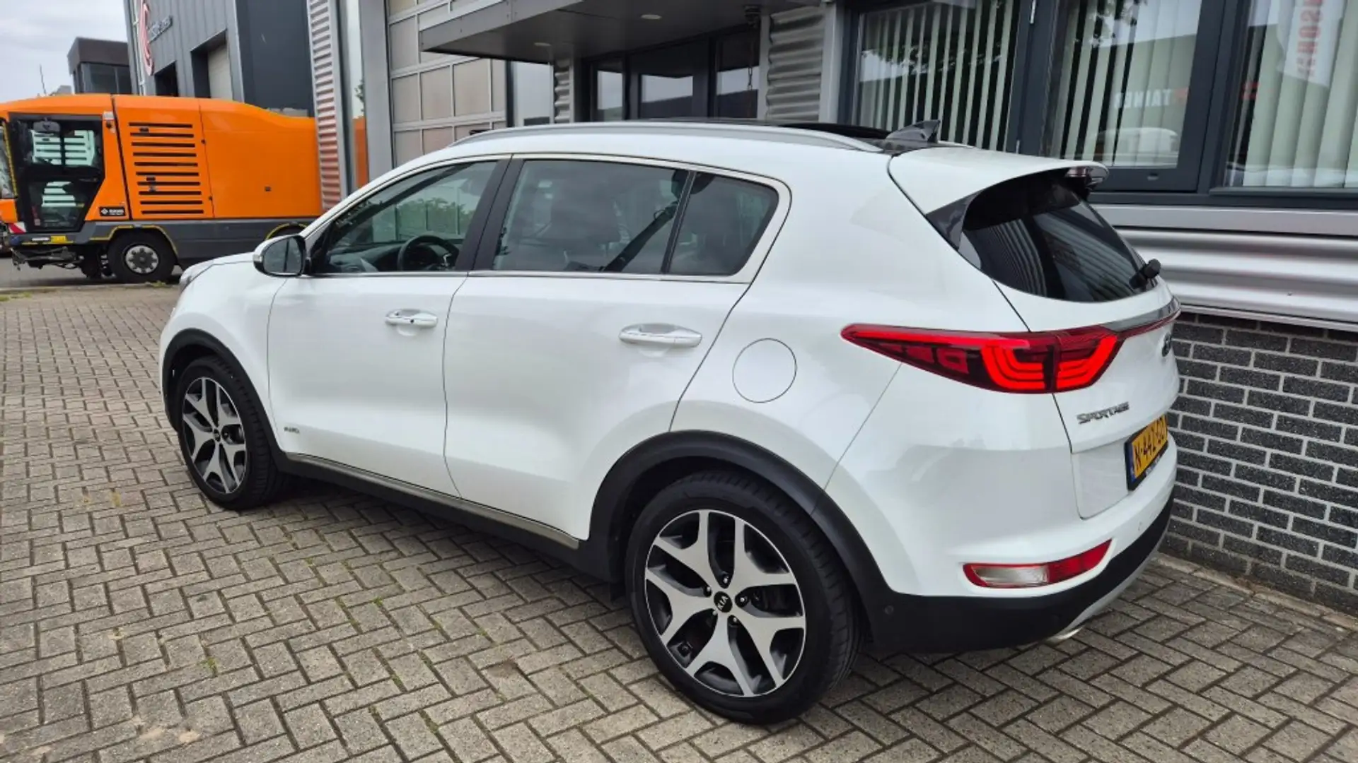 Kia Sportage 1.6T GDI 4WD GT Line PANO PDC ACC TREKHAAK AUTOMAA Wit - 2
