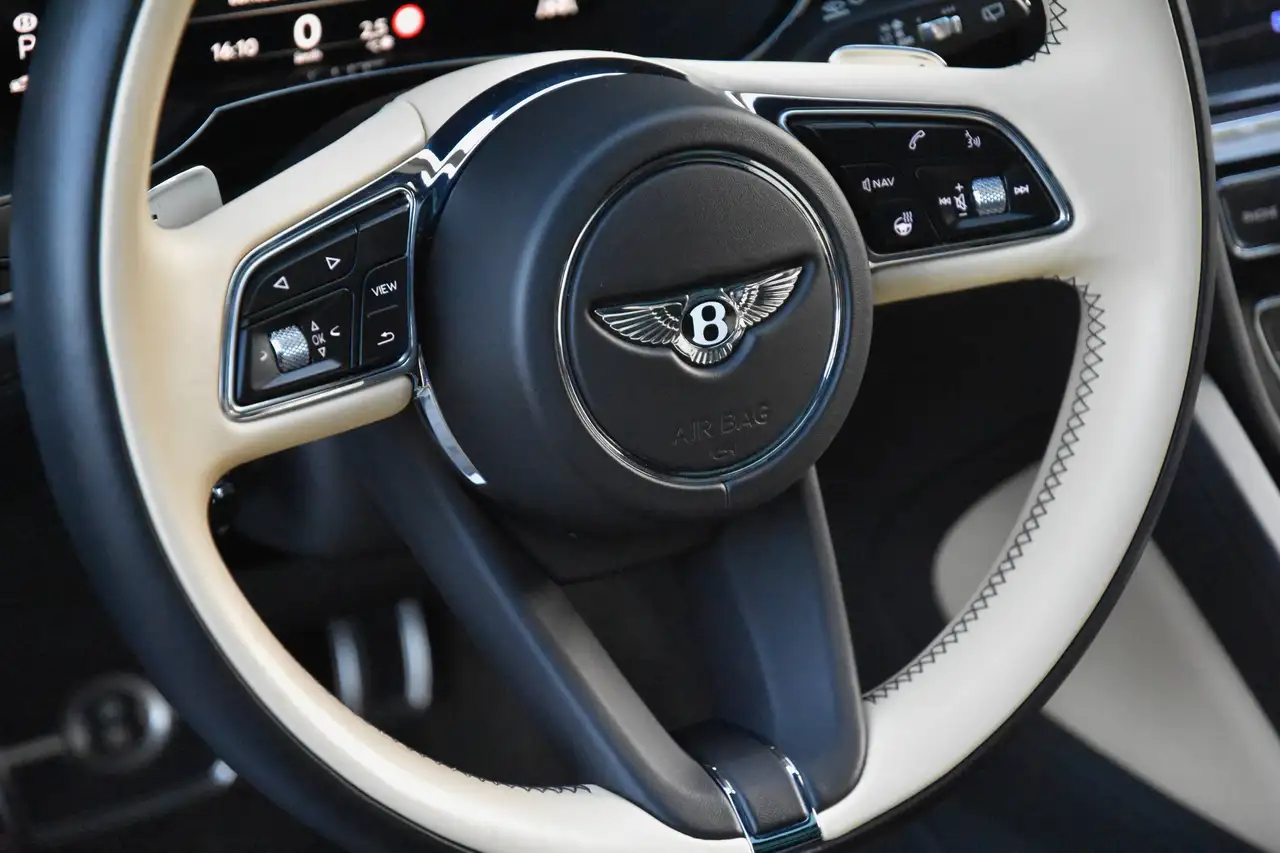 Bentley Bentayga 2022 — фото 11
