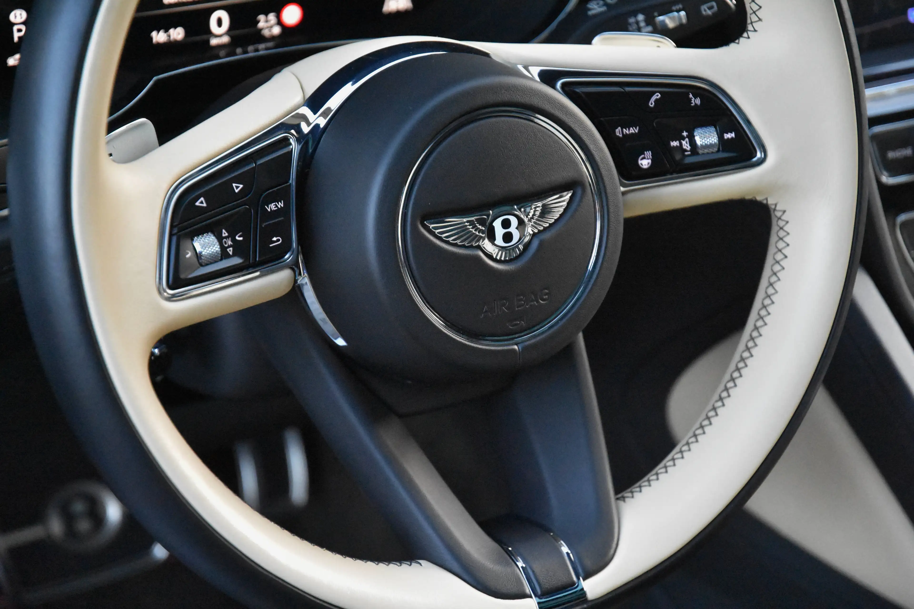 Bentley Bentayga V8 S *** MULLINER / 7 SEATS / BENTLEY HISTORY *** — photo 11
