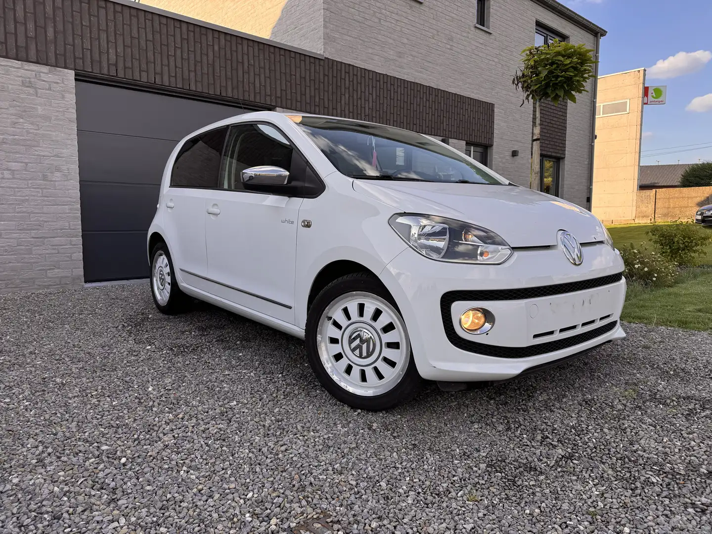 Volkswagen up! white 1.0 MPI clim, sieges chauffants, gps, cuir - 1