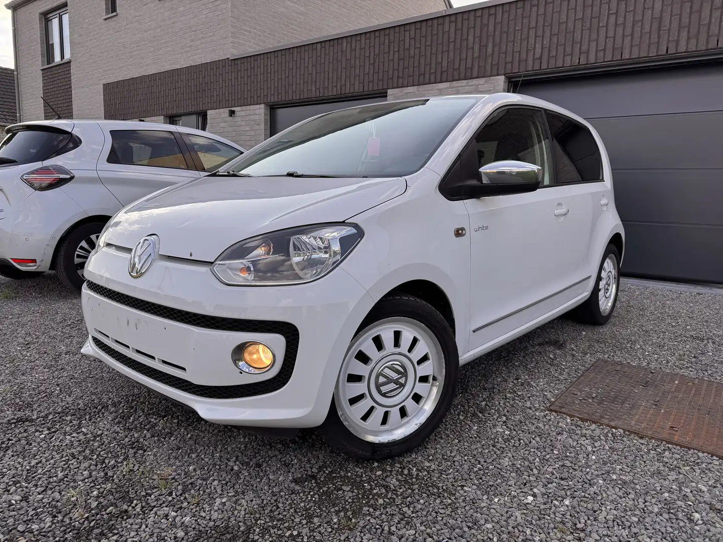 Volkswagen up! white 1.0 MPI clim, sieges chauffants, gps, cuir - 2