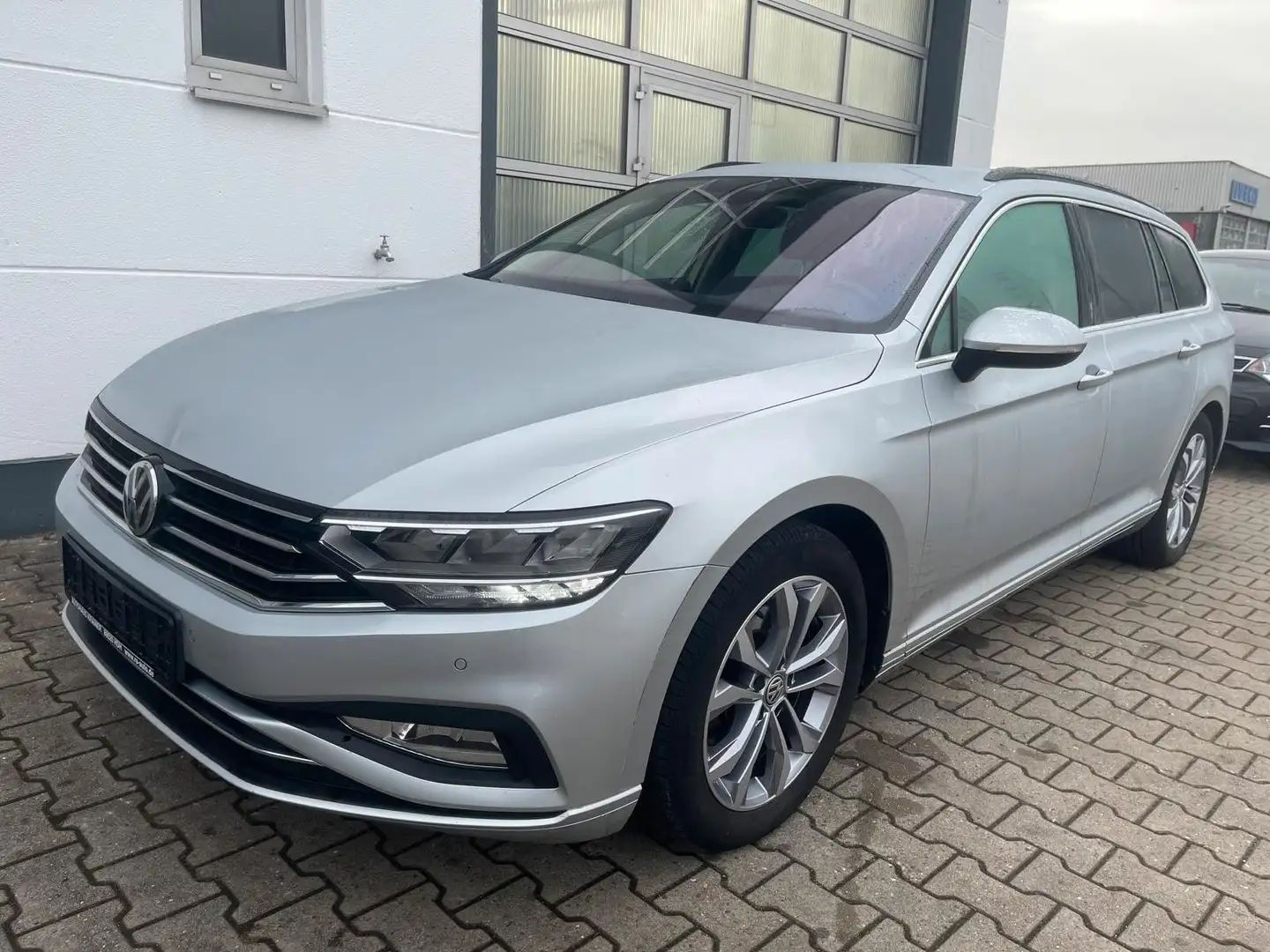 Volkswagen Passat Variant TDI 4Motion/DSG/LED/SHZ/NAVI/MWST Silber - 1