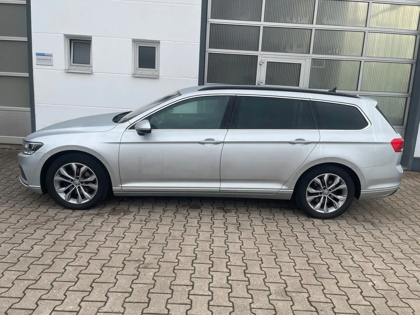 Volkswagen Passat Variant TDI 4Motion/DSG/LED/SHZ/NAVI/MWST Silber - 2