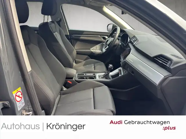 Audi Q3 view 9