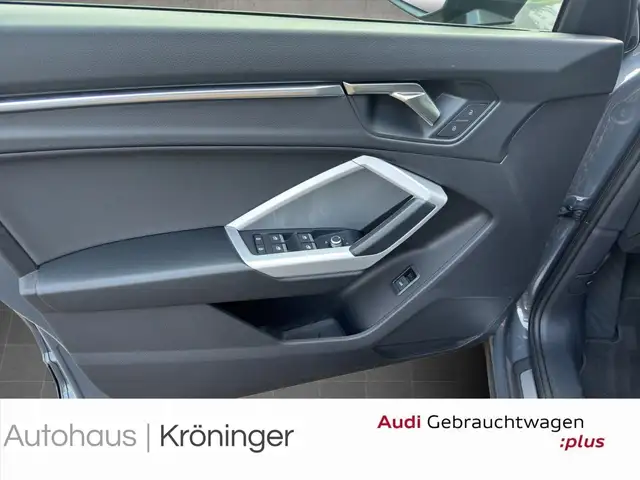 Audi Q3 view 8