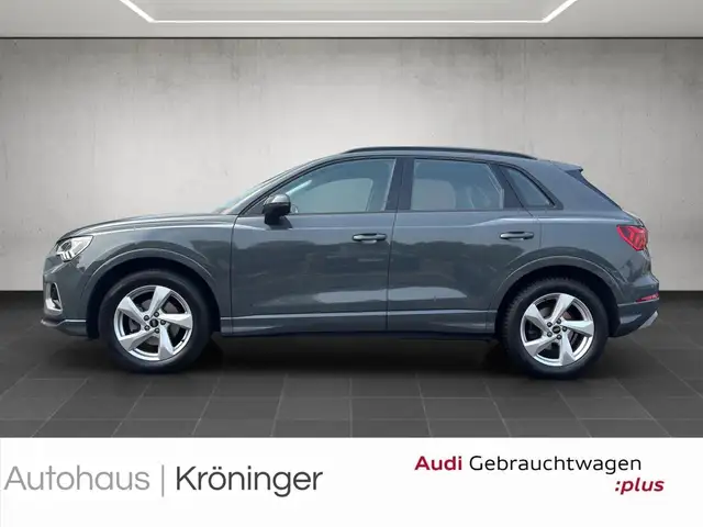 Audi Q3 view 3