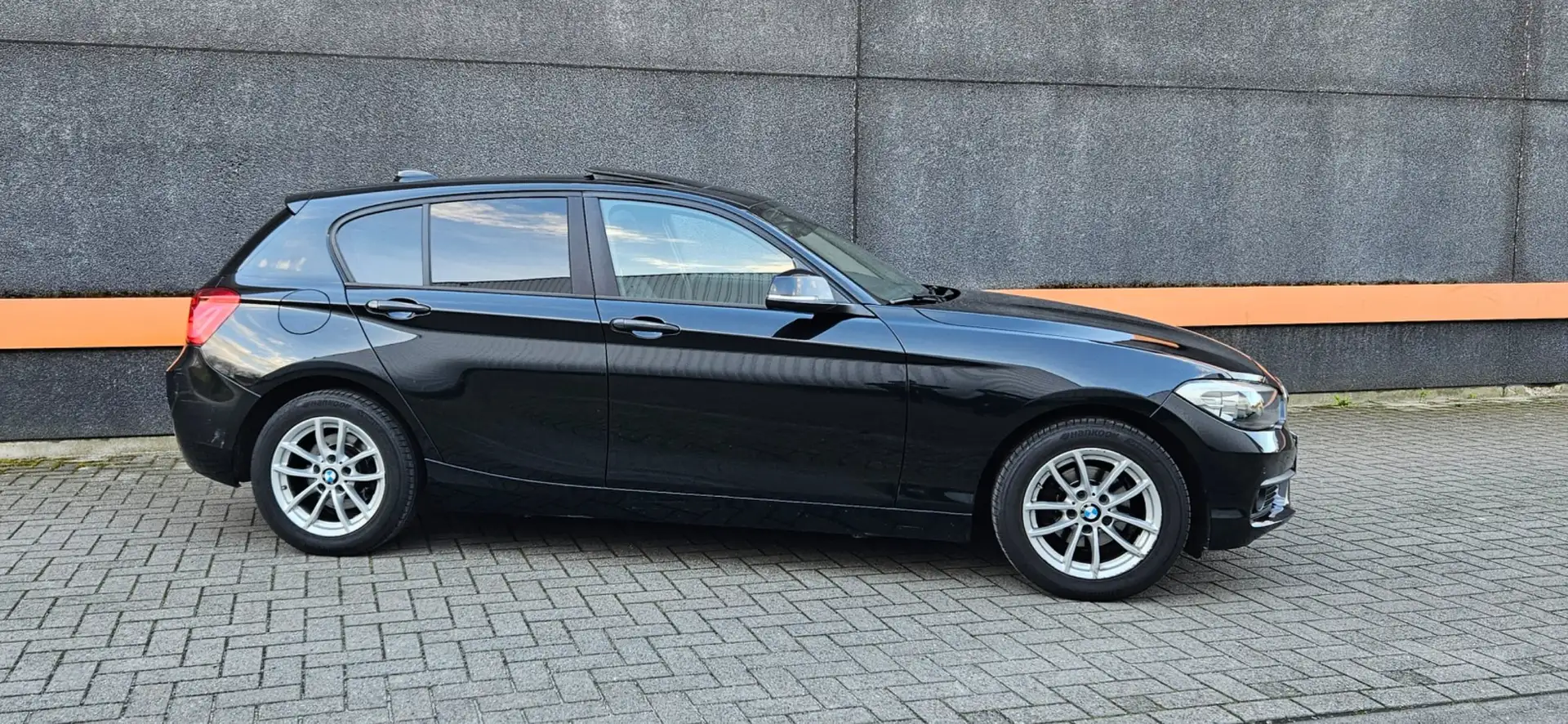BMW 116 d JOY Edition /LEDER/NAVI/PANO/PDC PARKPILOT/*LCI Zwart - 2