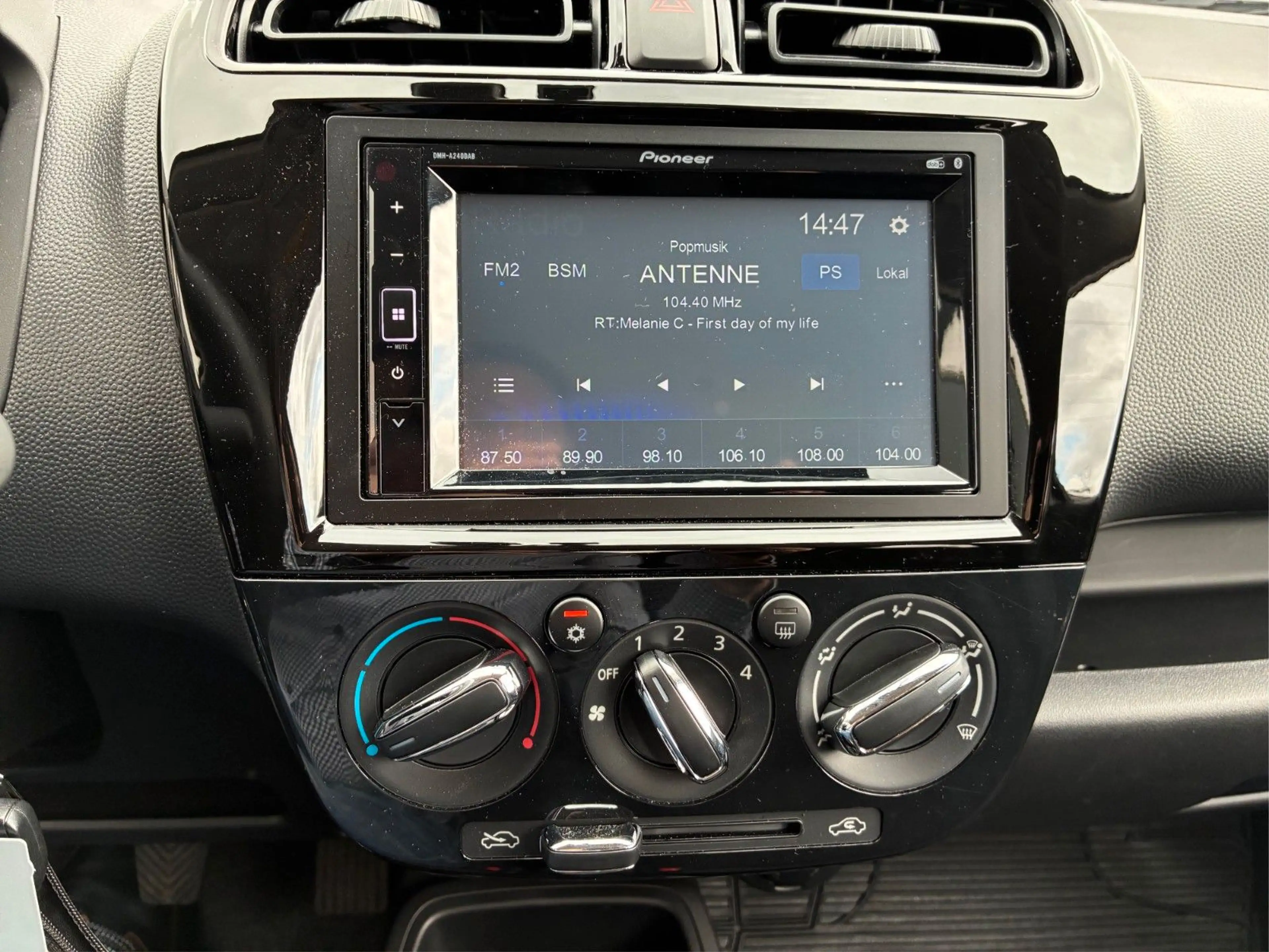Mitsubishi Space Star Select 1.2 MIVEC 5-Gang — photo 11