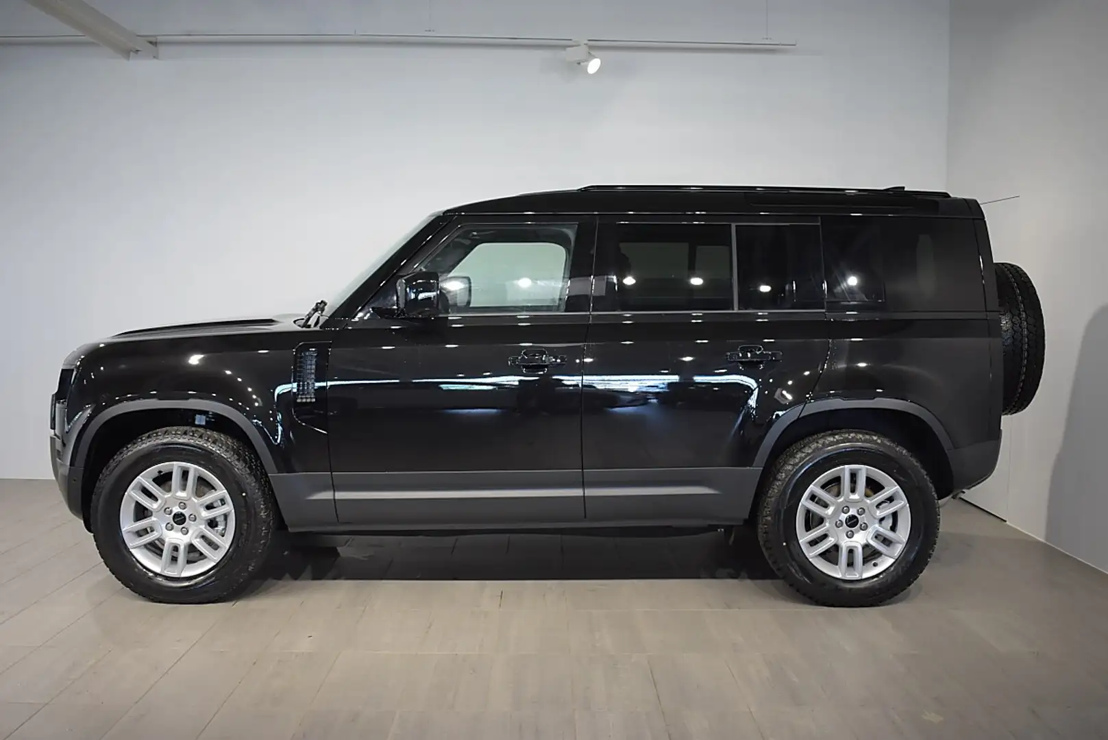 Land Rover Defender 110 D200 AWD S Aut. Schwarz - 2