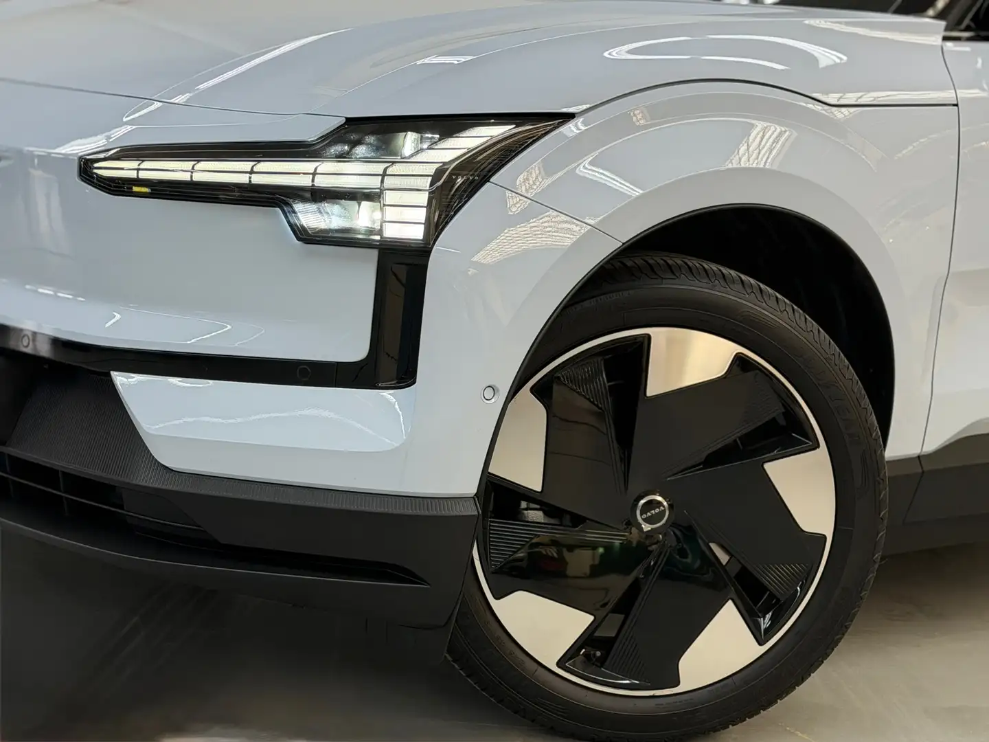 Volvo EX30 Single Motor Extended Range Ultra 69 kWh Blau - 2