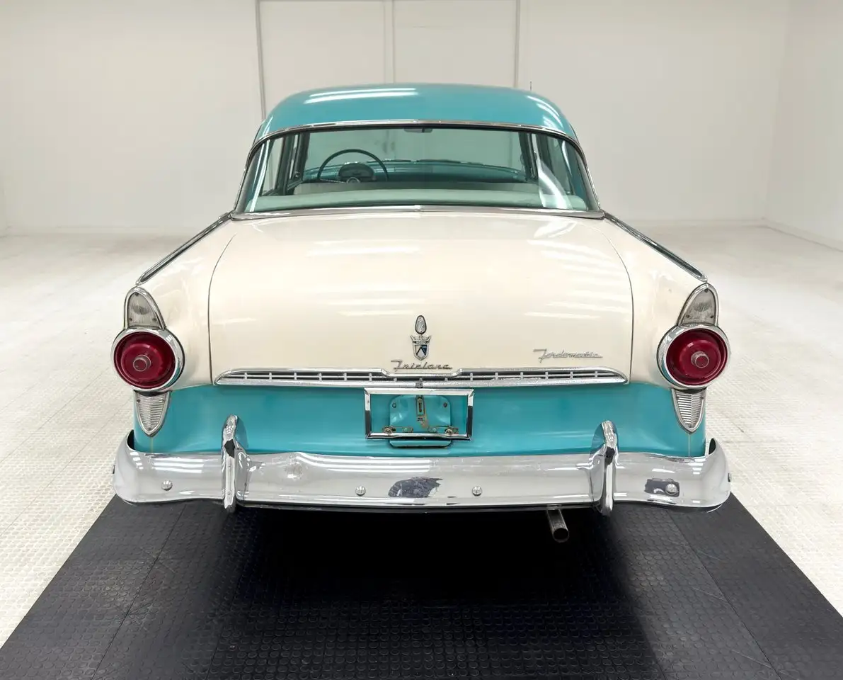Ford Fairlane Town Sedan, foto 4