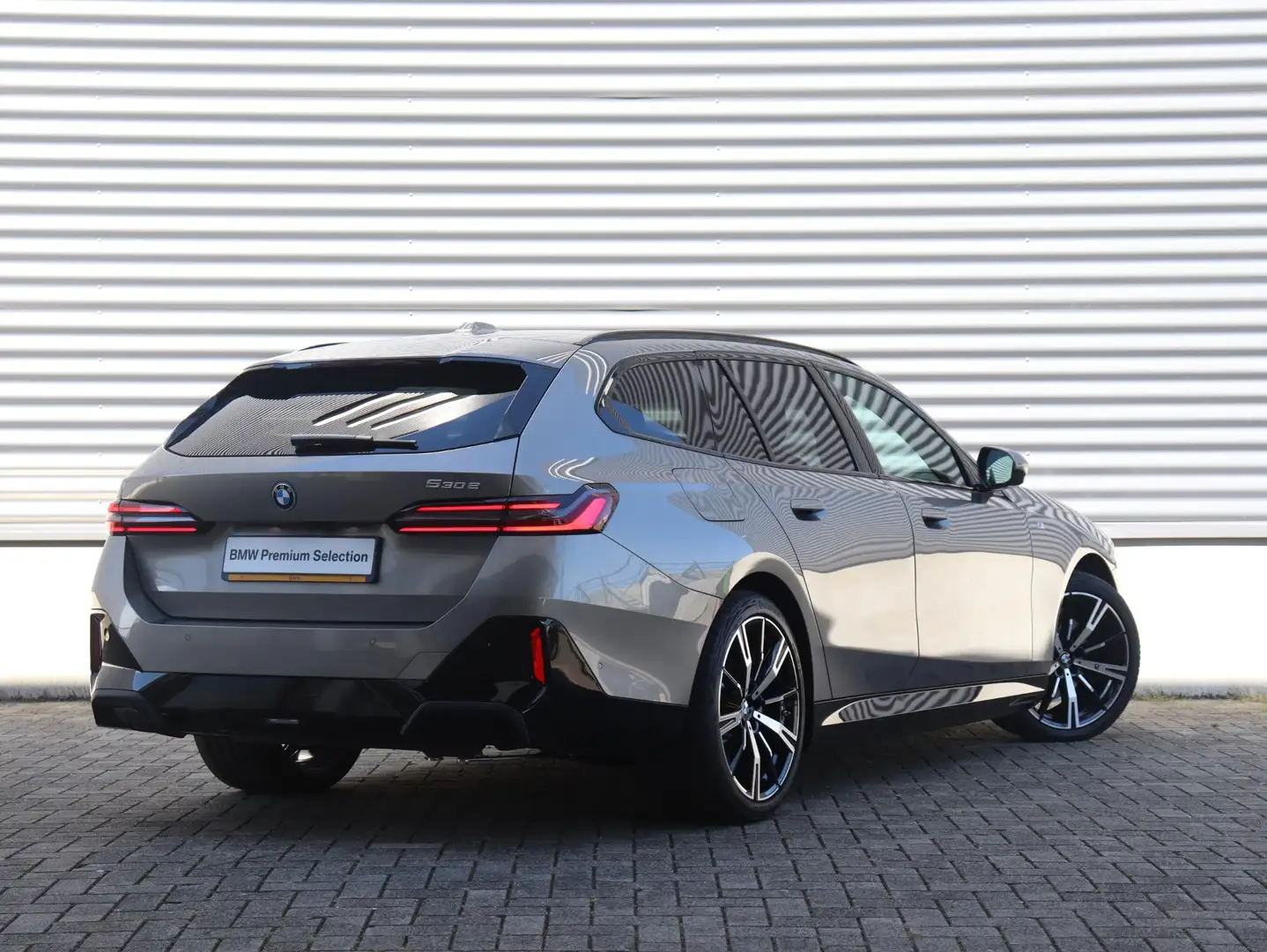 BMW 530 5-serie Touring 530e | M Sportpakket Pro | Driving Grijs - 2
