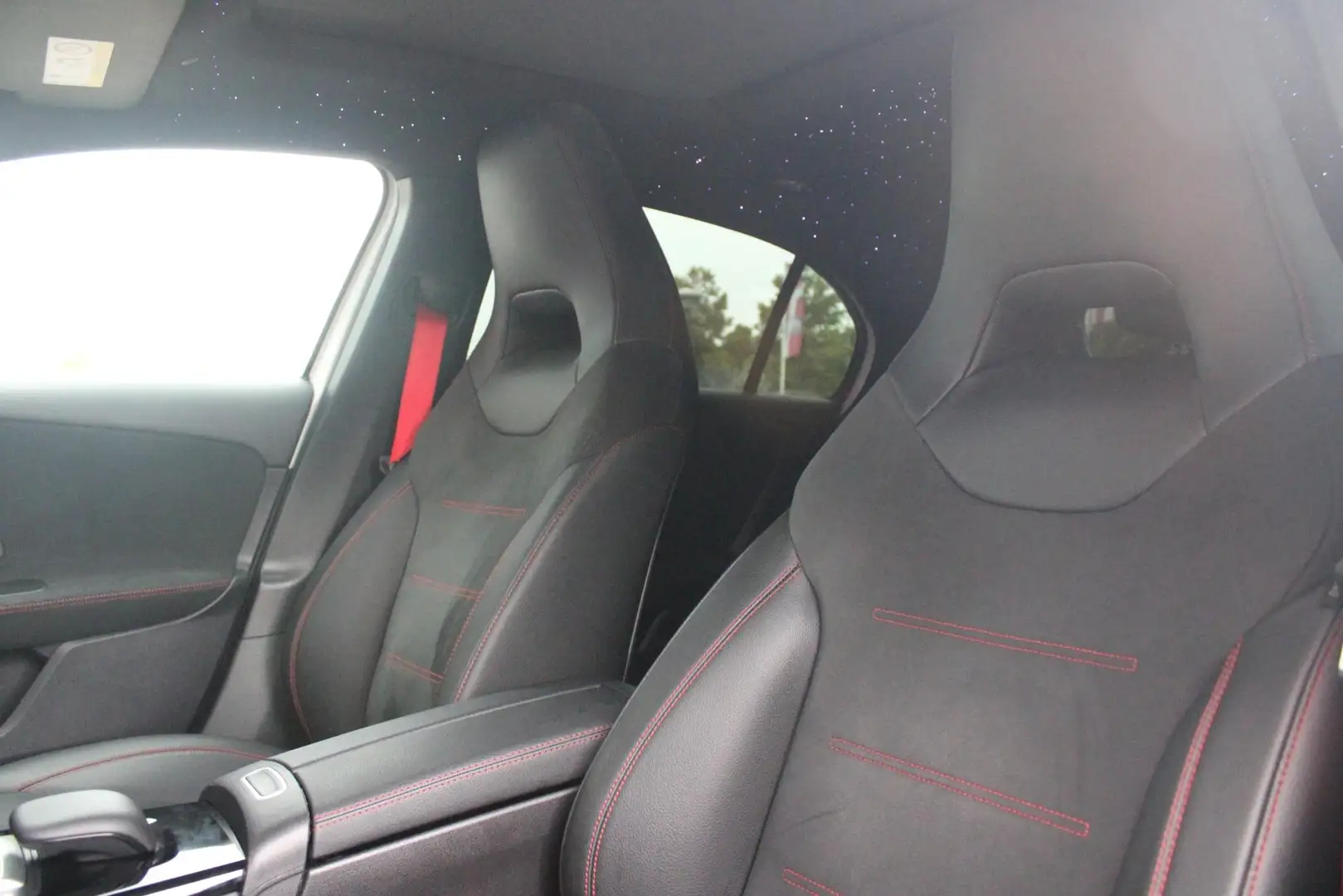 Mercedes-Benz A 180 136PK AMG LINE AUTOMAAT | PANORAMISCH SCHUIF/KANTE Wit - 2