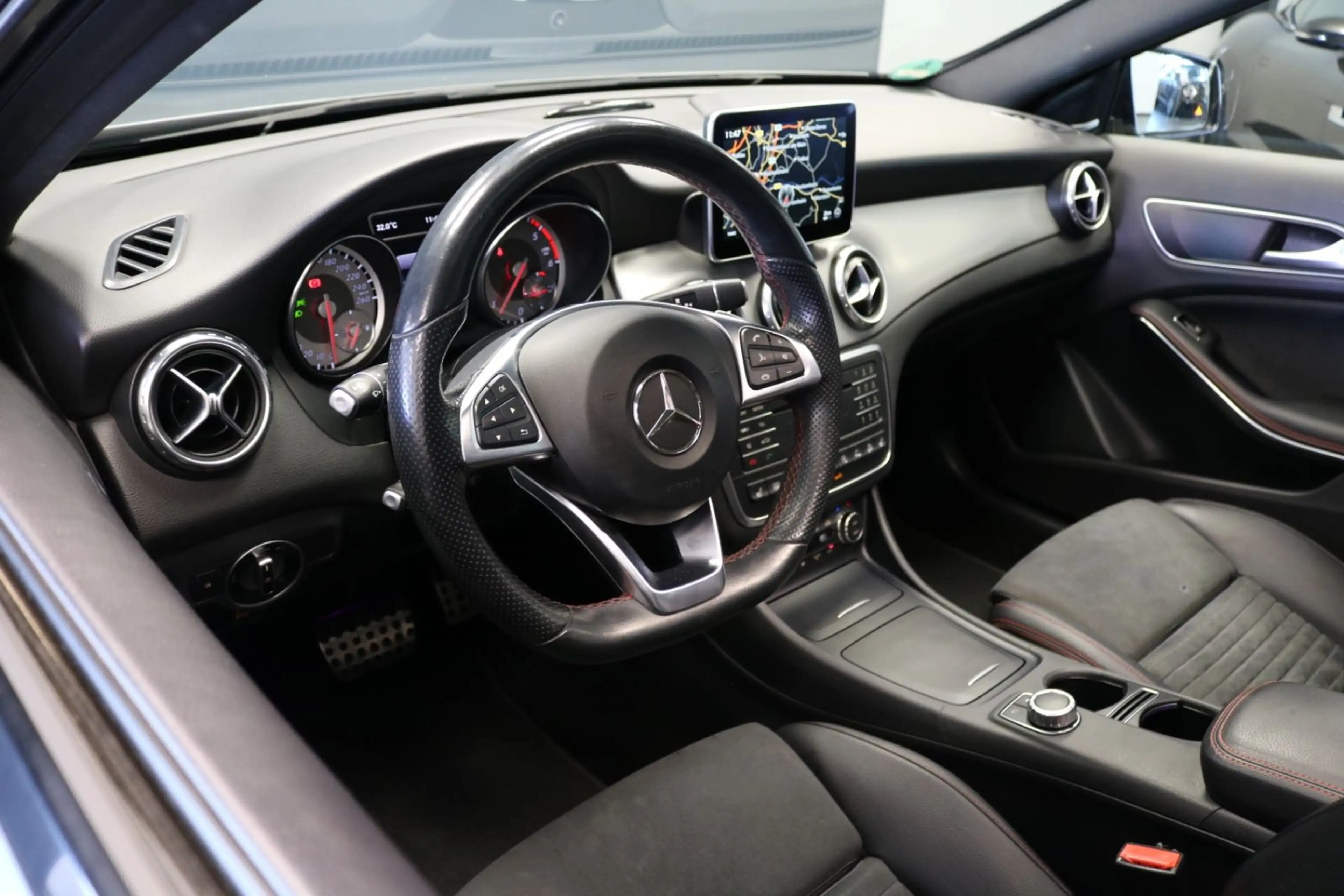 Mercedes-Benz GLA 220 CDI AMG-LINE / d 4Matic/PANO/ACC/KAMERA — photo 14