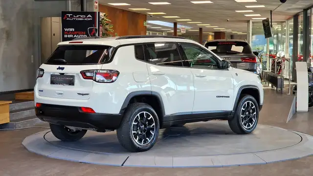 Jeep Compass view 5