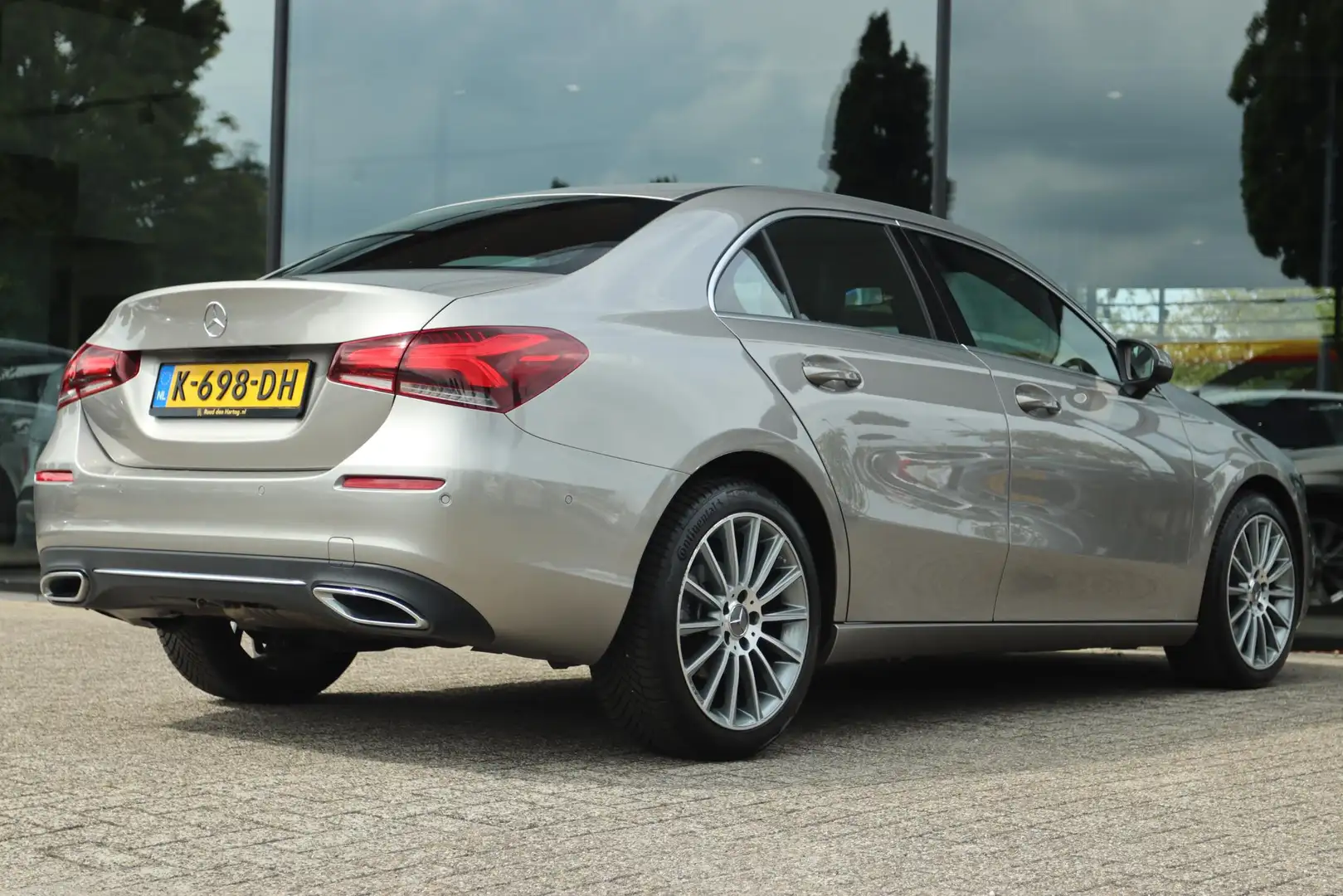 Mercedes-Benz A 180 PREMIUM PLUS | LED | NAVI | TREKHAAK | PDC | STOEL Grijs - 2