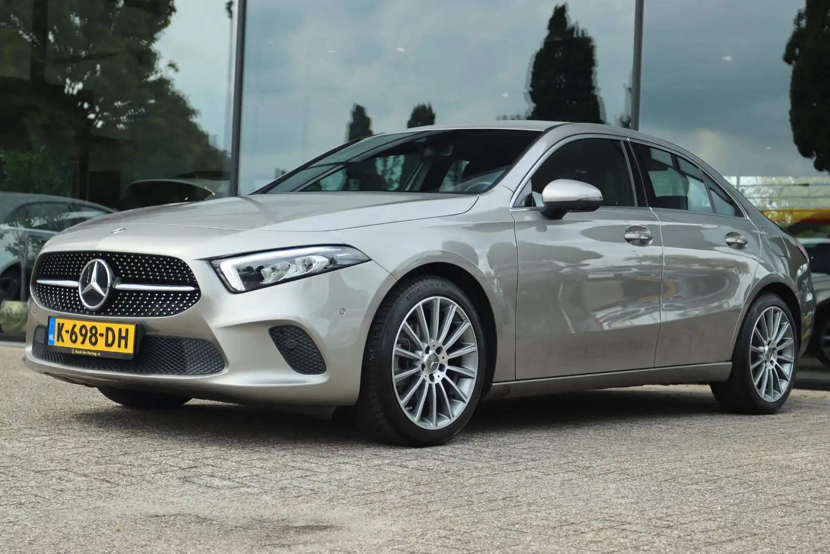 Mercedes-Benz A 180 PREMIUM PLUS | LED | NAVI | TREKHAAK | PDC | STOEL Grijs - 1