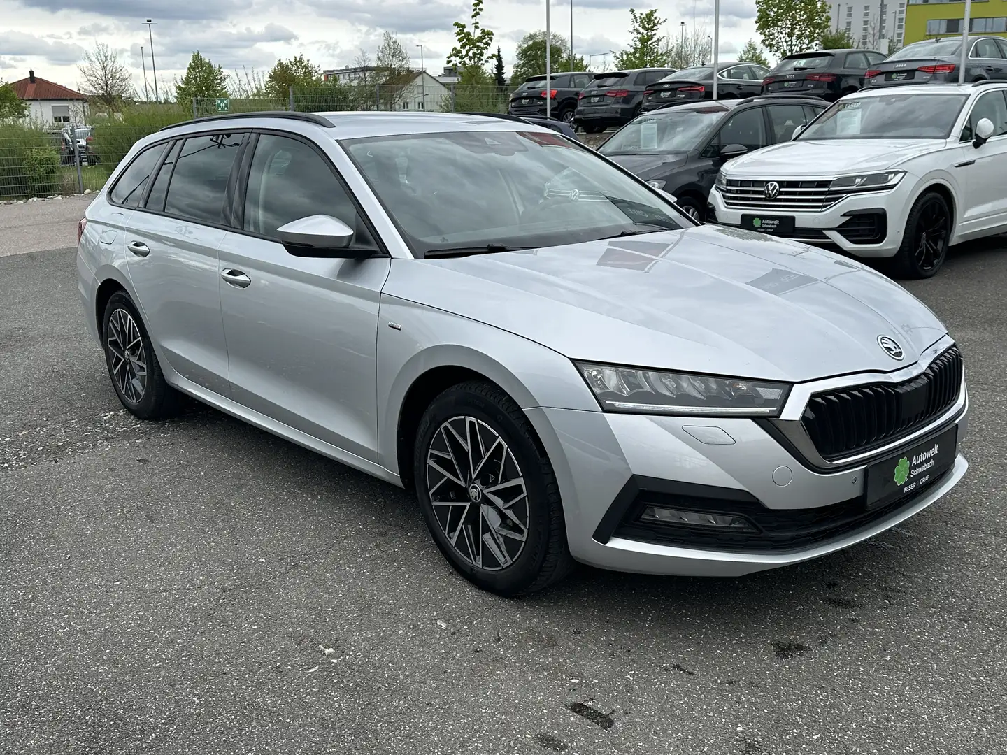 Skoda Octavia Combi Ambition 2.0 TDI LED KAMERA SHZ Zilver - 2