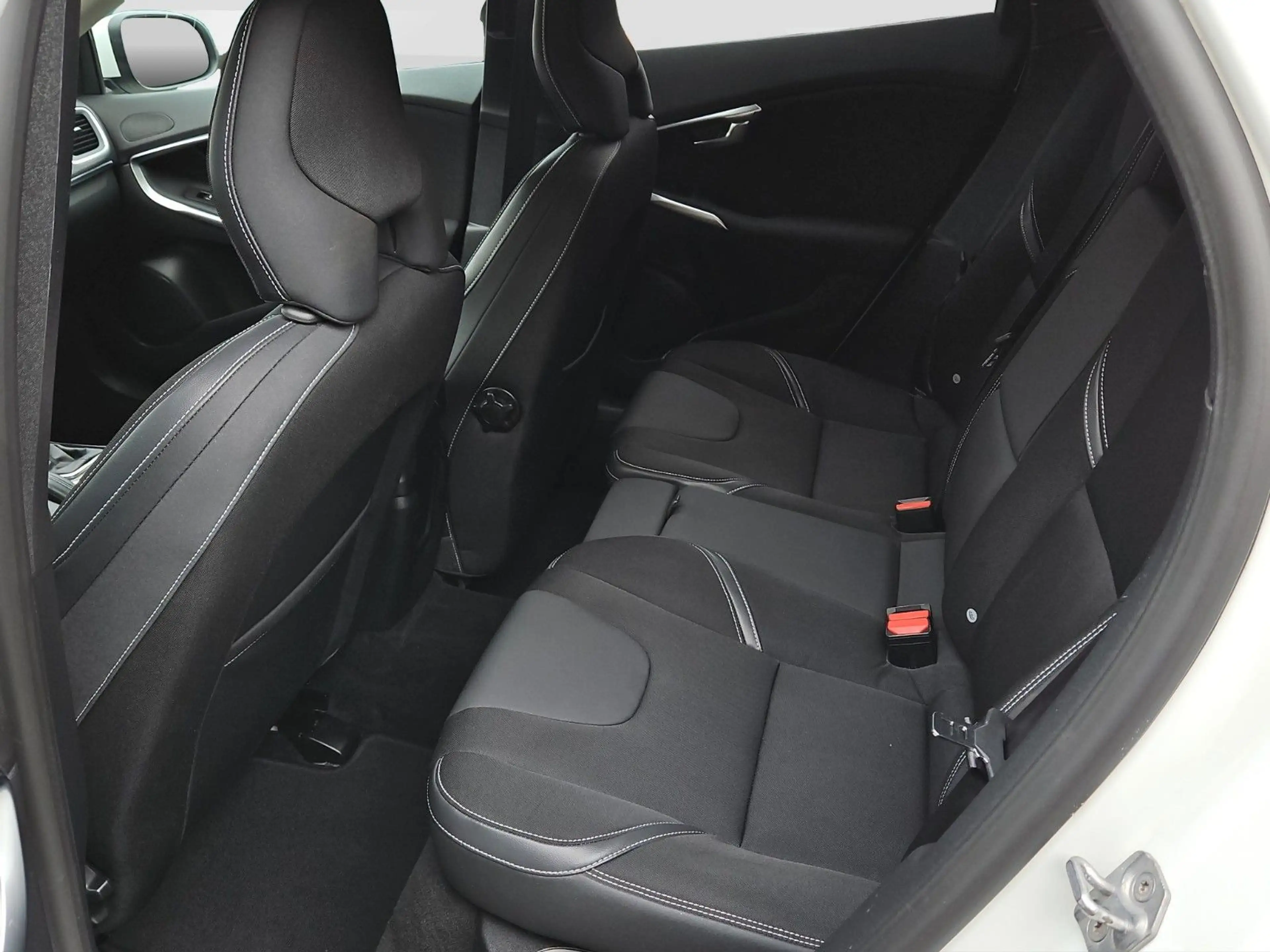Volvo V40 D4 Momentum CAM/ WINTERPAKET/ LED — photo 11