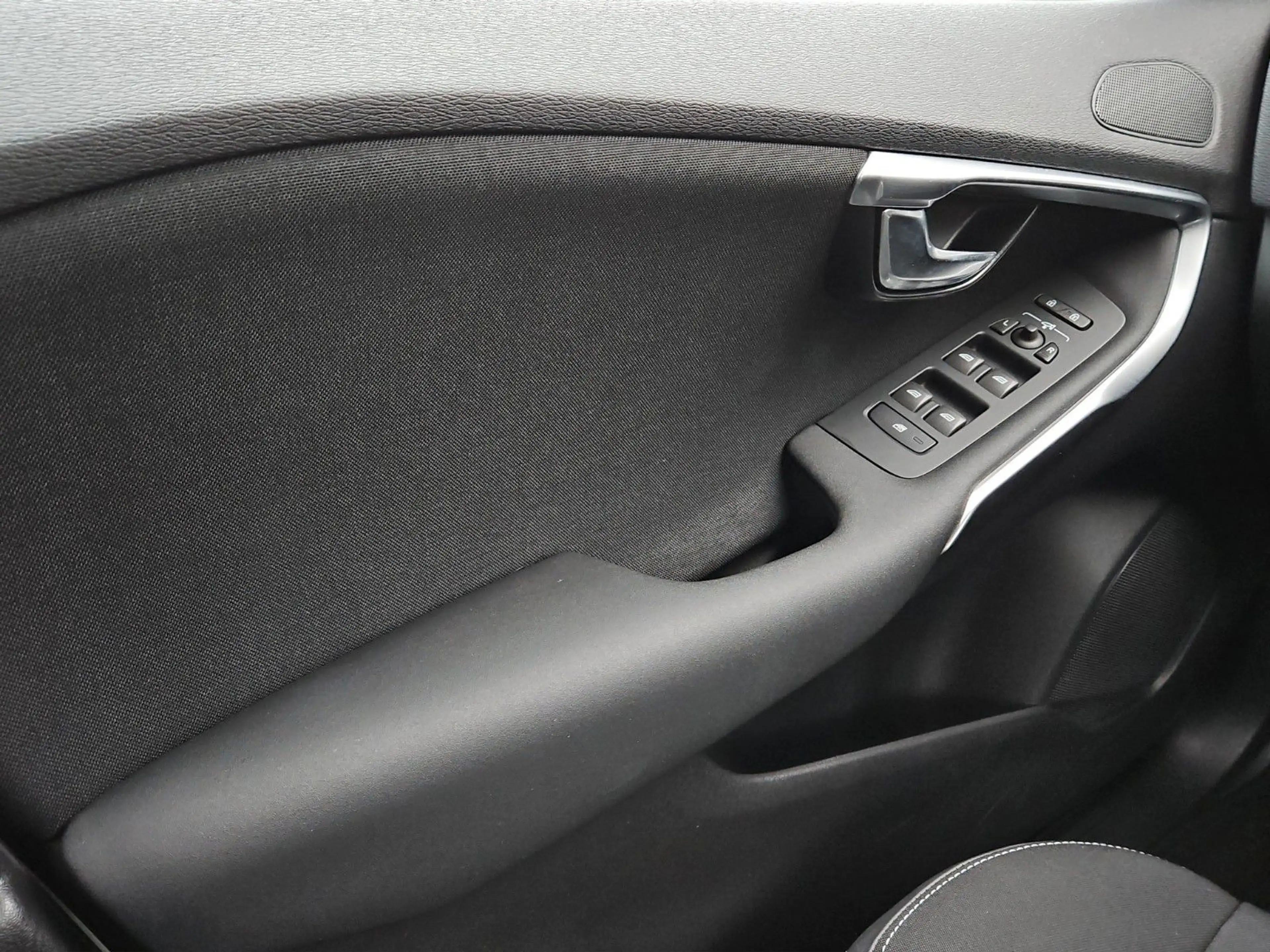 Volvo V40 D4 Momentum CAM/ WINTERPAKET/ LED — photo 16