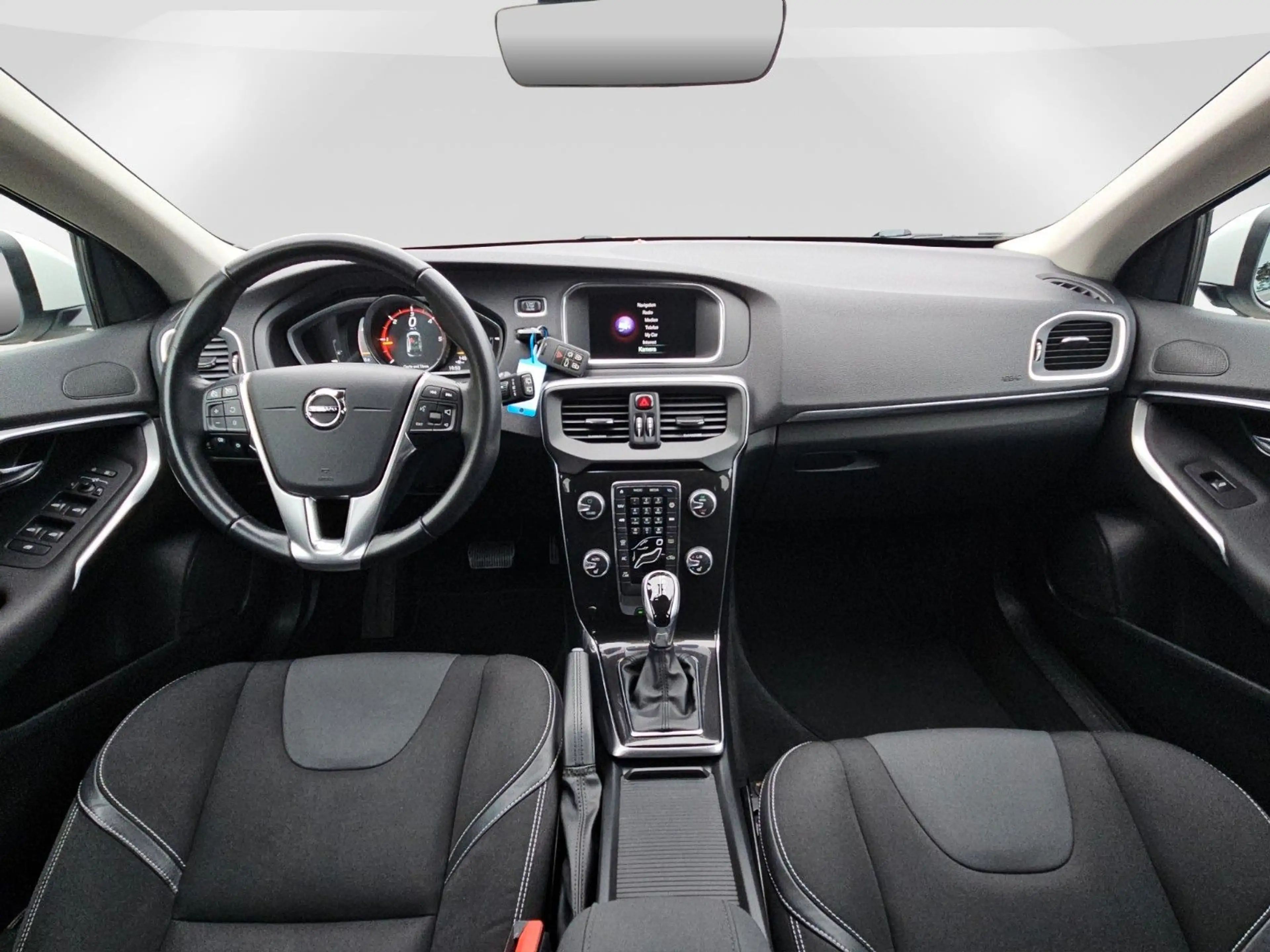 Volvo V40 D4 Momentum CAM/ WINTERPAKET/ LED — photo 2