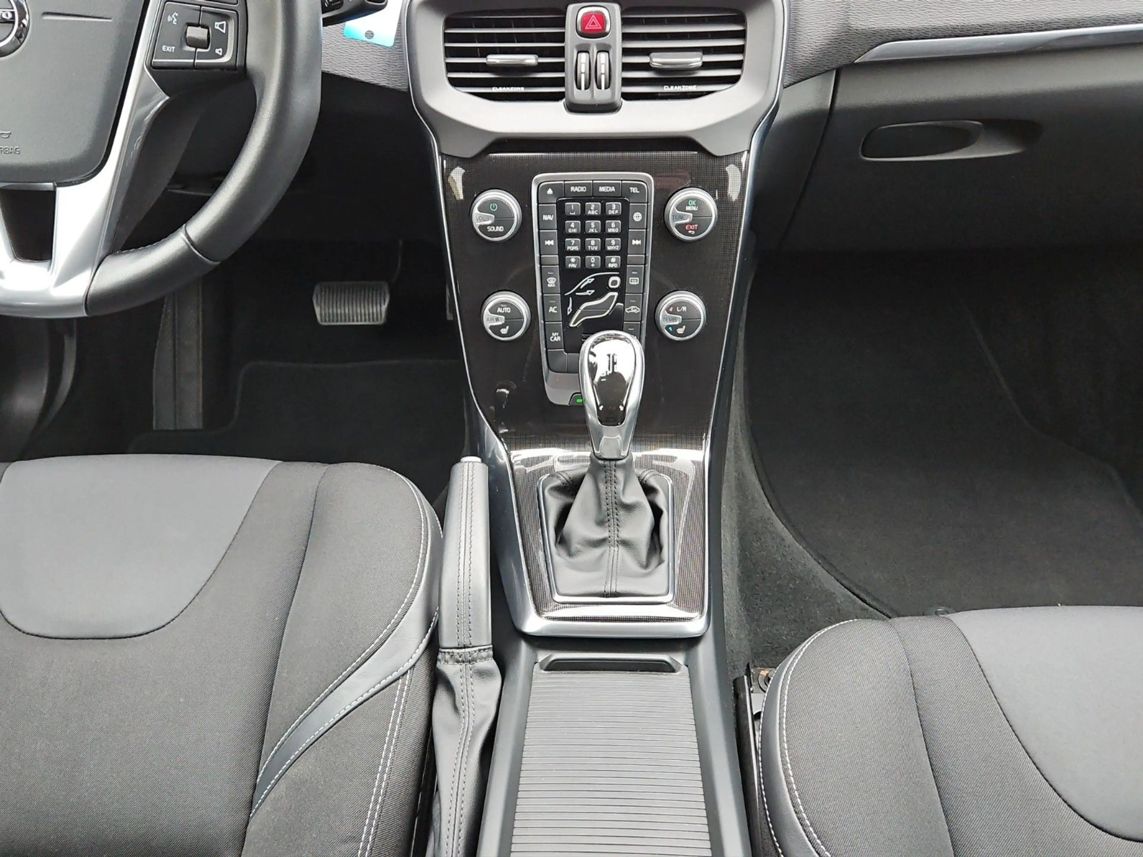 Volvo V40 D4 Momentum CAM/ WINTERPAKET/ LED — photo 15