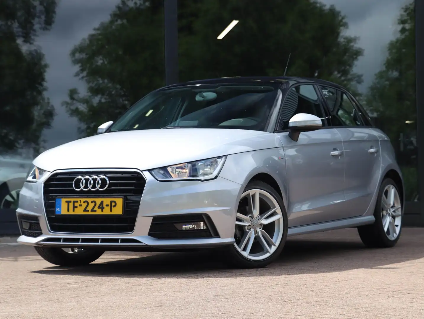 Audi A1 Sportback 1.0 TFSI Advance S-Line Automaat Gris - 2