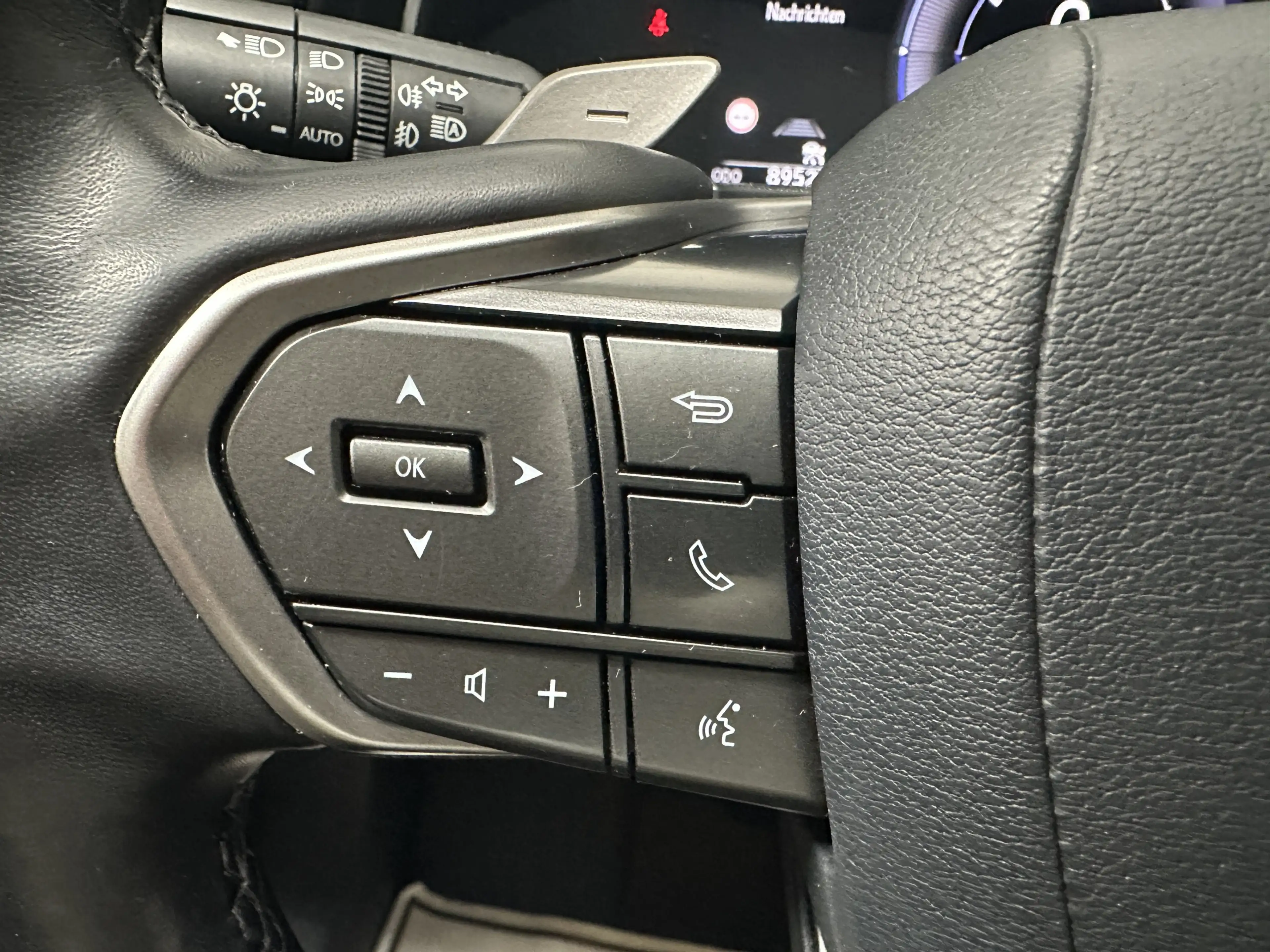Lexus 350h LED ACC Leder Navi DAB Kamera — photo 12