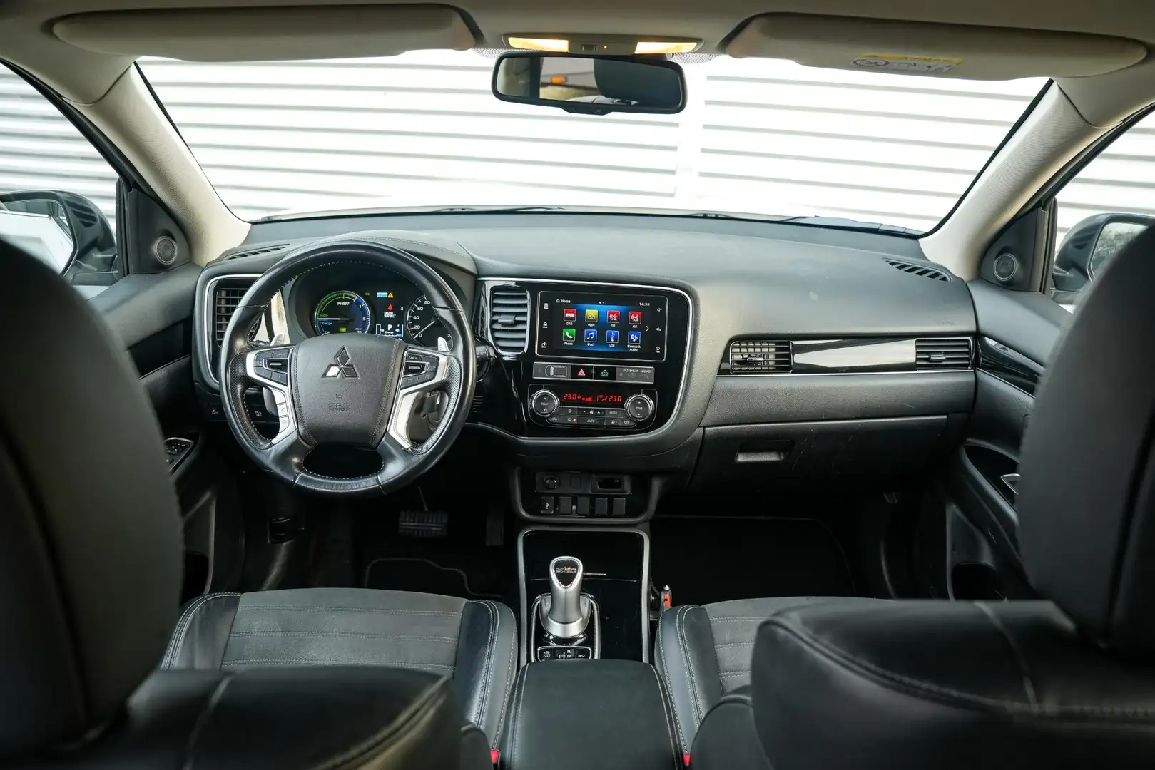 Mitsubishi Outlander 2.4 PHEV Intense Camera Leer Stoelverw. Wit - 2