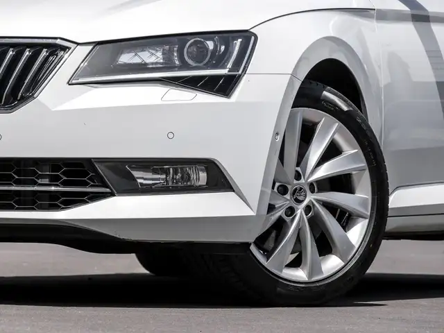 Skoda Superb view 5