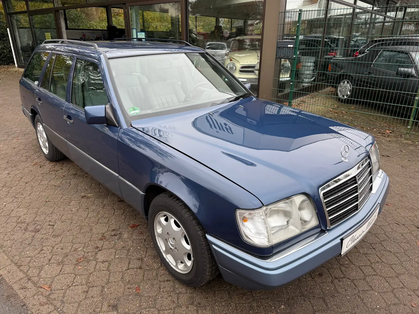 Mercedes-Benz E 220 T W124 *nur 133 TKM*1.Hand*HU/H-Kennzeichen neu* Blau - 1