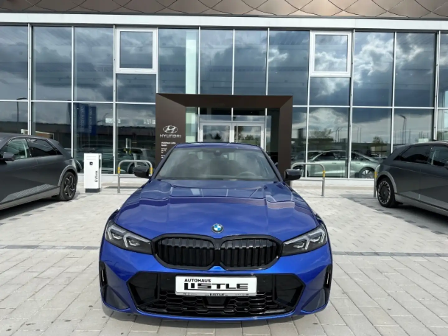 BMW 330 i M Sport +NAVI+M-PAKET+RFK+SHZ+KLIMA+BT+HUD+SHZ+P Blauw - 2