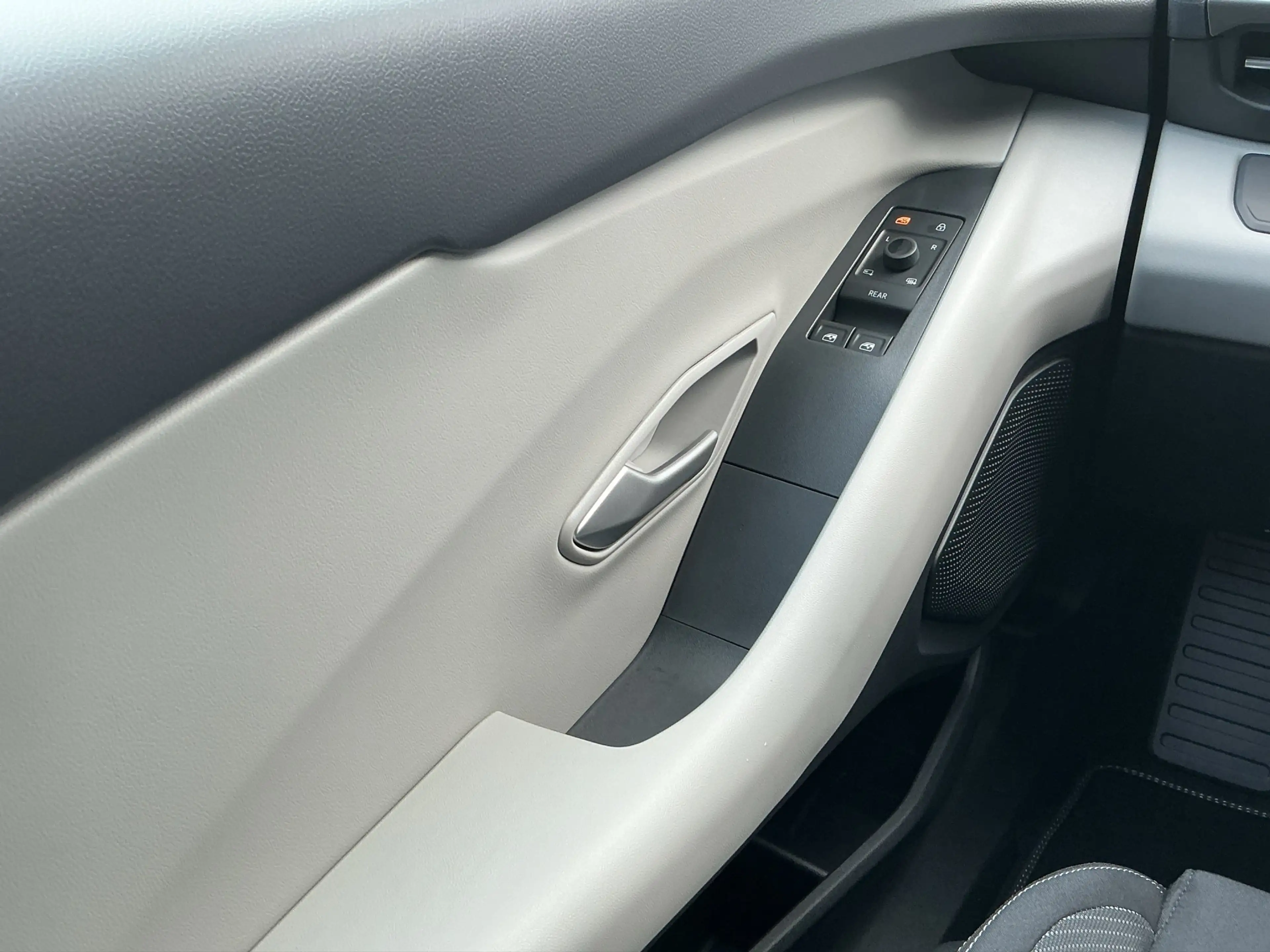 Ford Explorer Select Extended Range 79kWh RWD Sports Utility Veh — photo 14