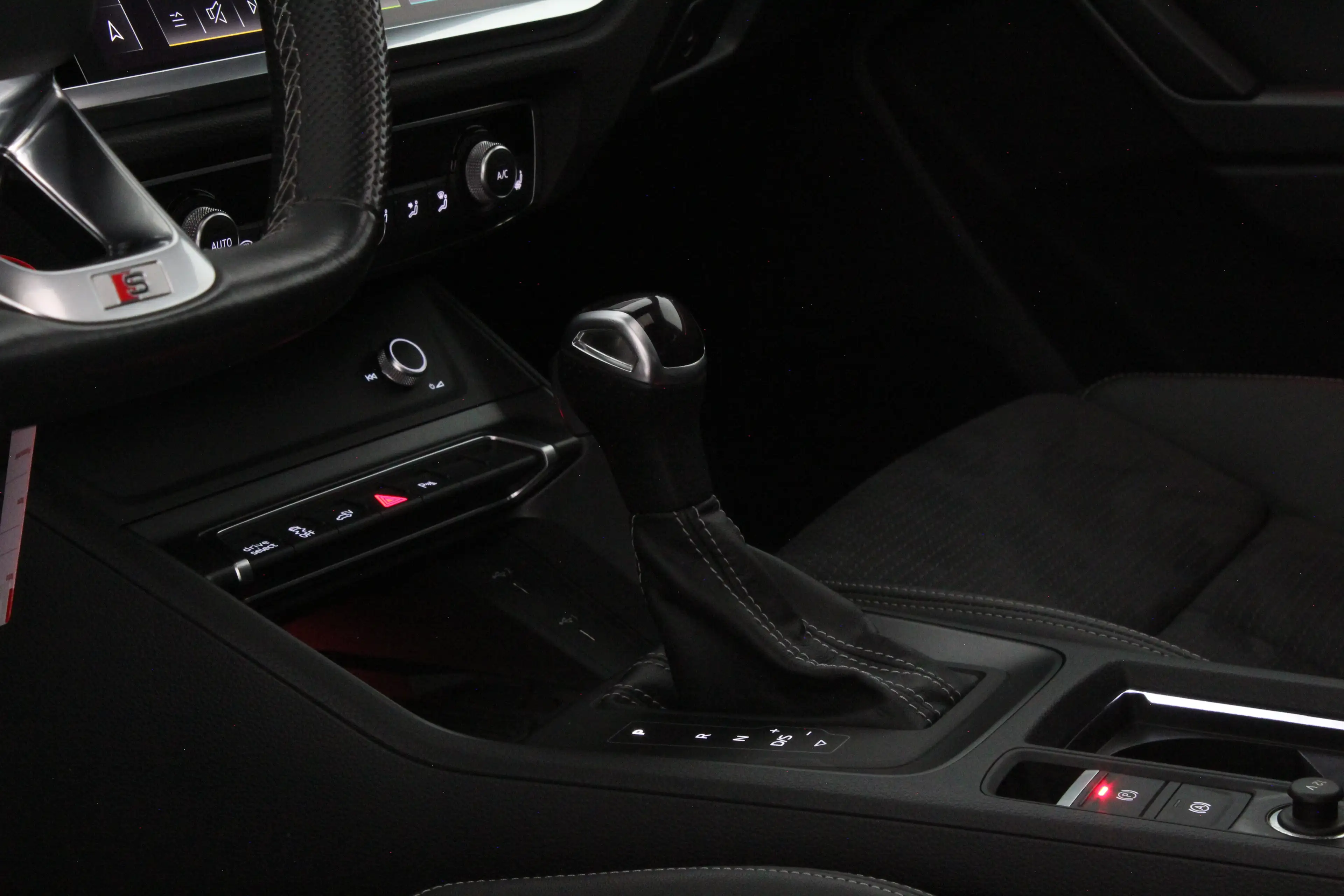 Audi Q3 45 TFSI e S edition Panodak | 245pk | Plug-in Hybr — photo 38