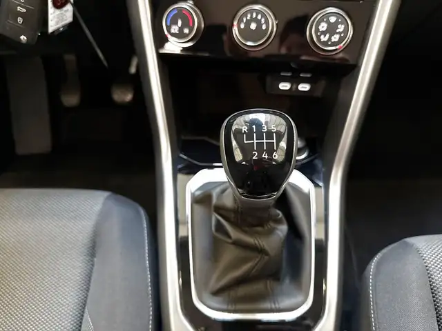 Volkswagen T-Roc view 13