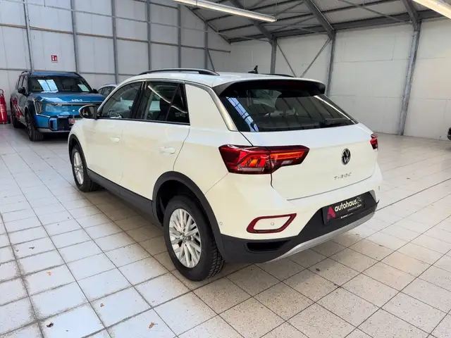 Volkswagen T-Roc view 4