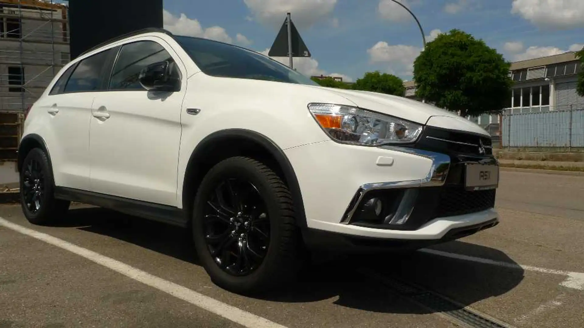 Mitsubishi ASX Edition+ mit Black-Paket 1.6 2WD 5-Gang Weiß - 2