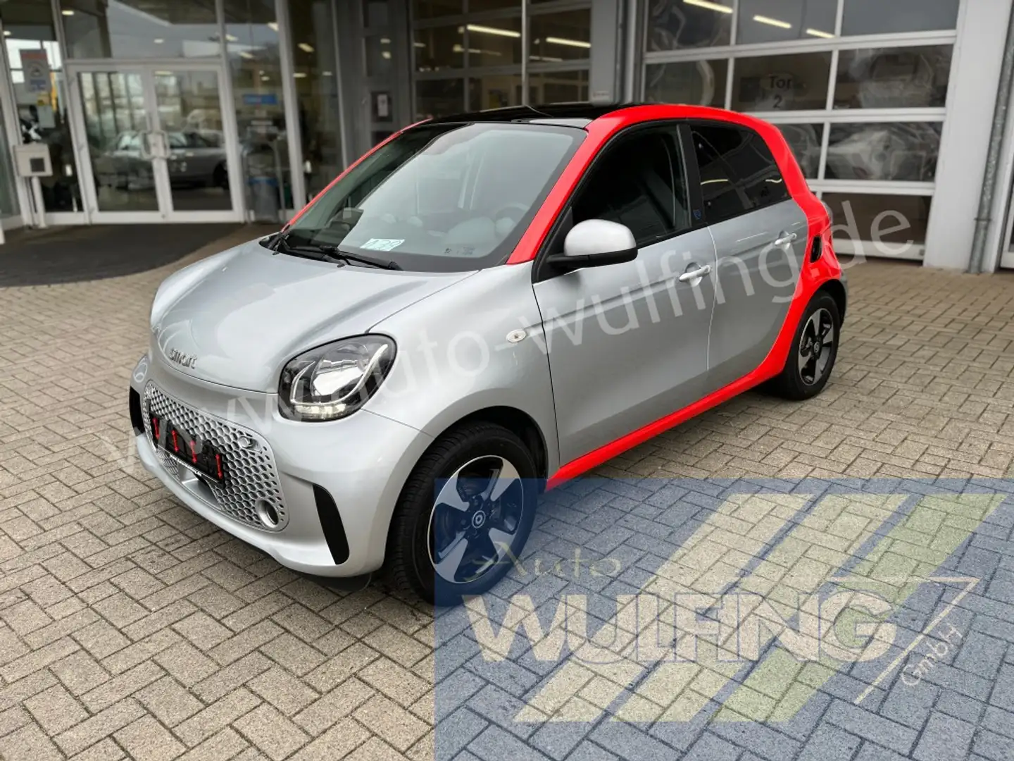 smart forFour electric drive EQ Passion Navi Panorama Silber - 1