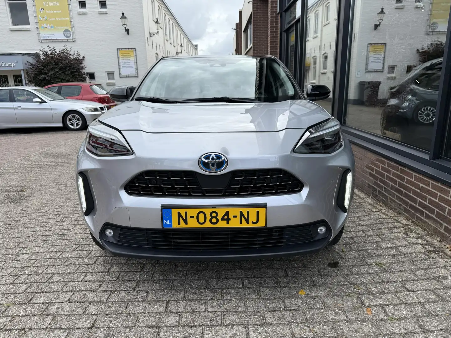 Toyota Yaris Cross 1.5 Hybrid Executive Grijs - 2