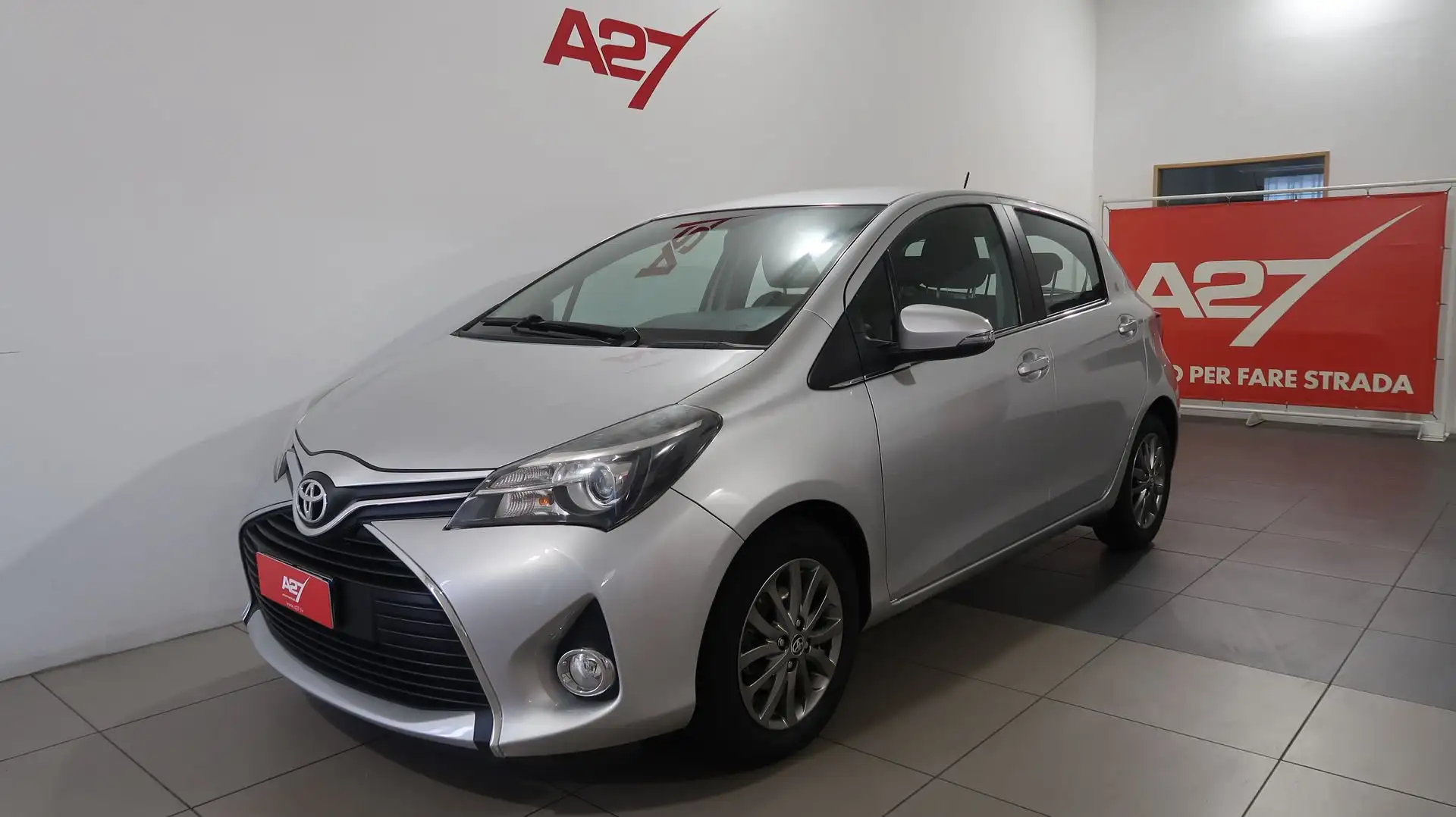 Toyota Yaris Yaris 1.0 5 porte Lounge #RETRO CAMERA# Zilver - 1