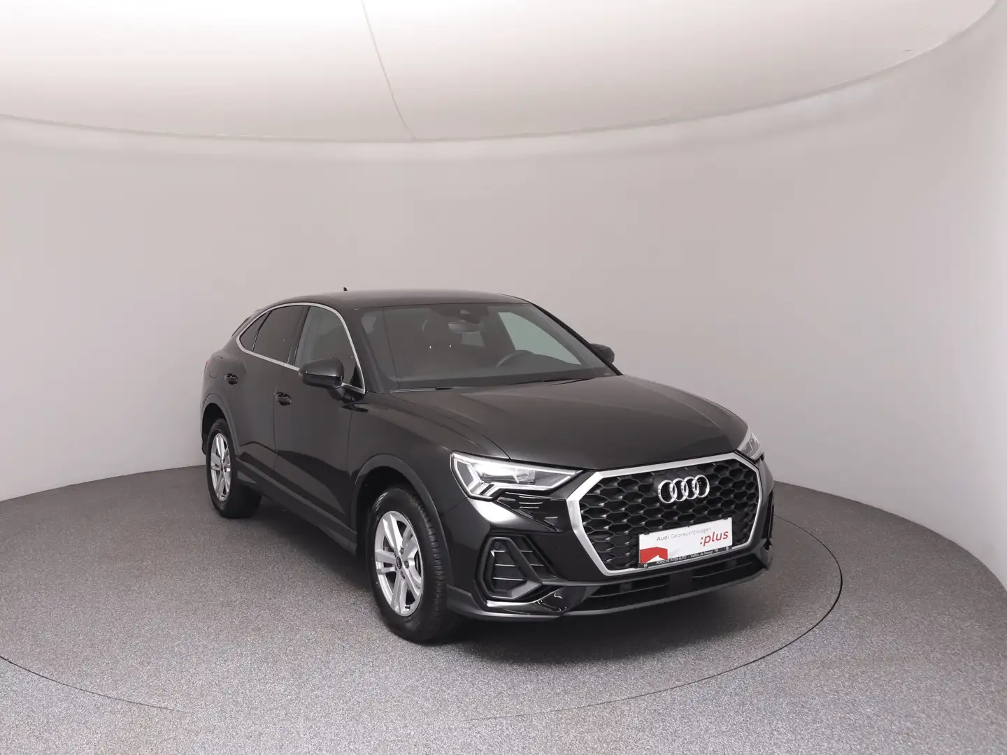 Audi Q3 e-tron 45 TFSI e Schwarz - 2