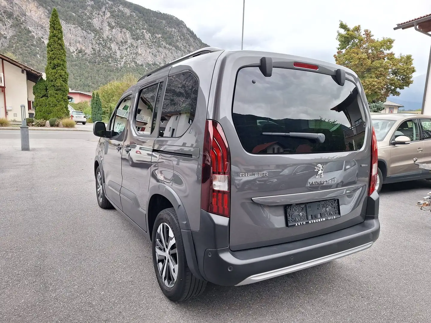 Peugeot Rifter Rifter 1,5 BlueHDI 130 S / GT Line Grau - 2