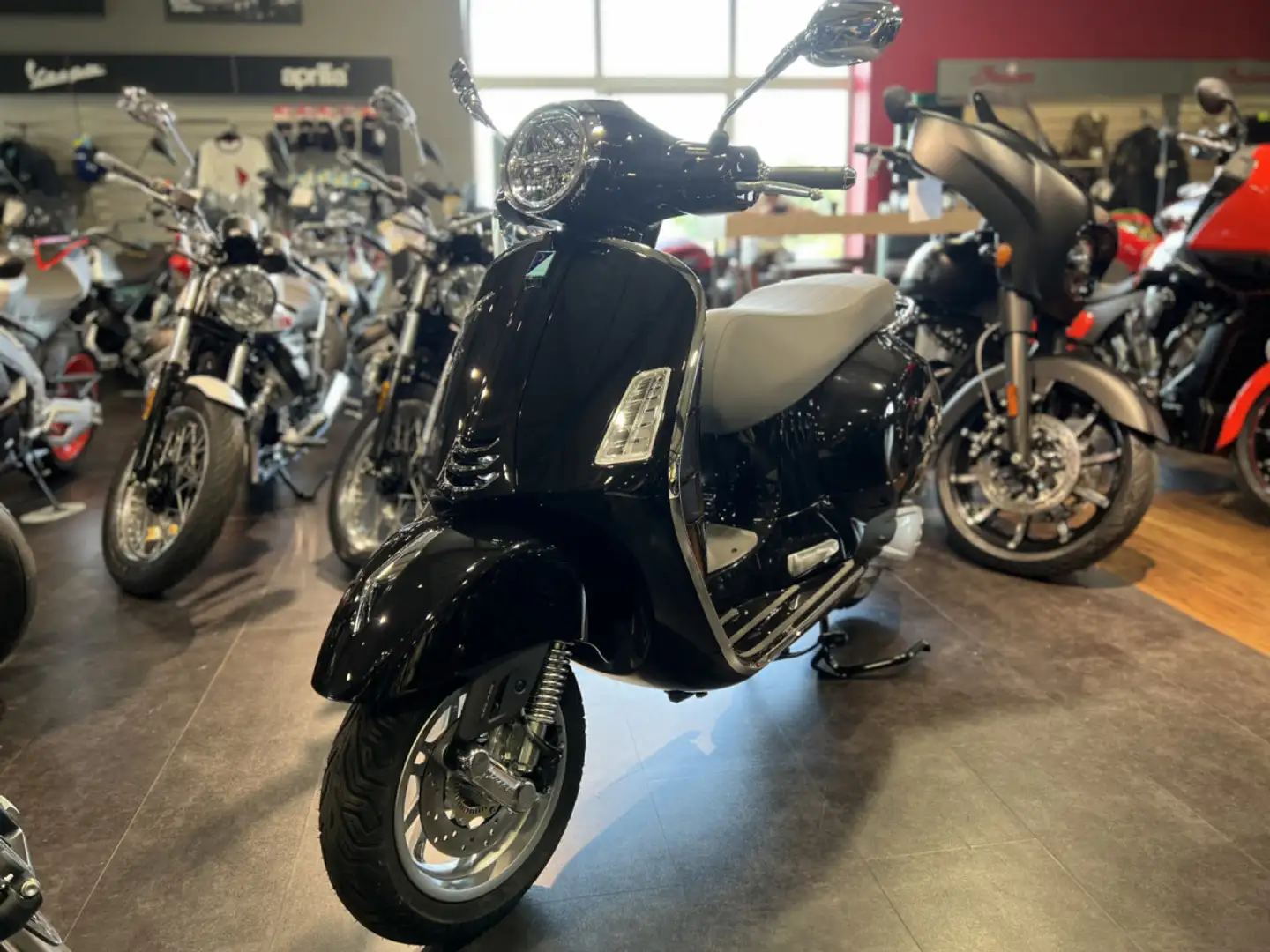 Vespa GTS 300 Classica Black - 2
