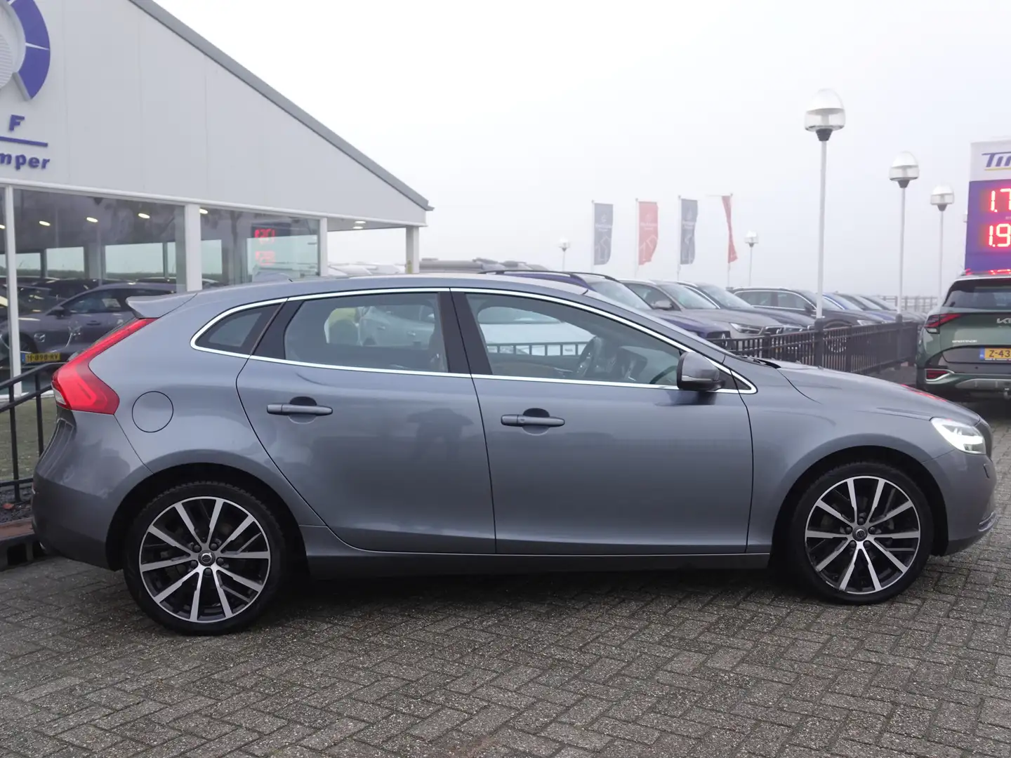 Volvo V40 2.0 T3 Nordic+ PANO | VOL LEER | TREKH. | KEYLESS Gris - 2