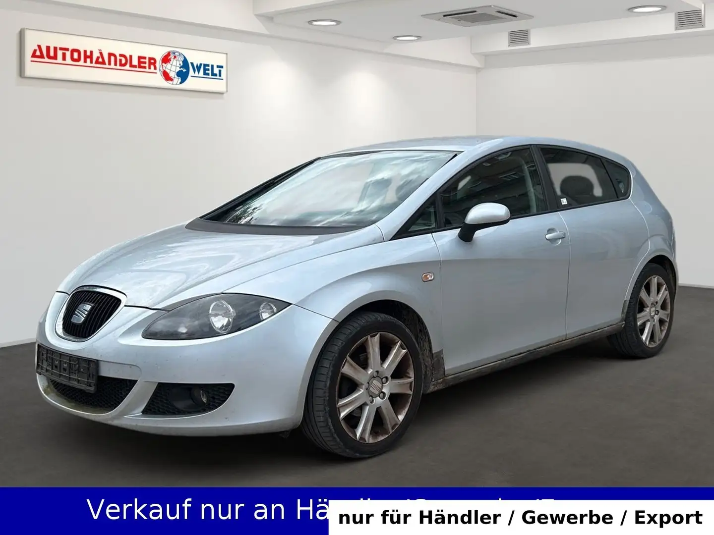 SEAT Leon 1.6 Comfort Klimaautomatik PDC AHK Silber - 1