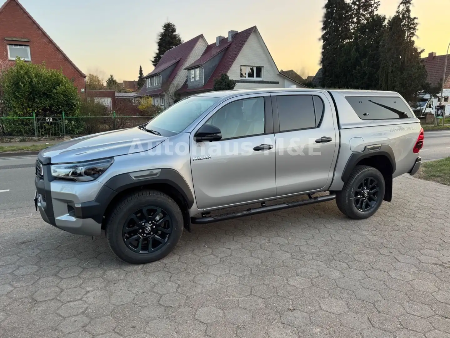 Toyota Hilux 2.8 Invincible Double Cab*Hardtop+360°*AHK Argent - 1