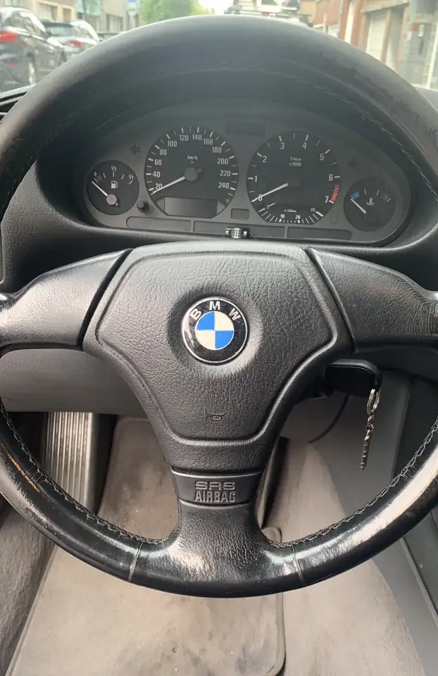 BMW 320i, foto 8